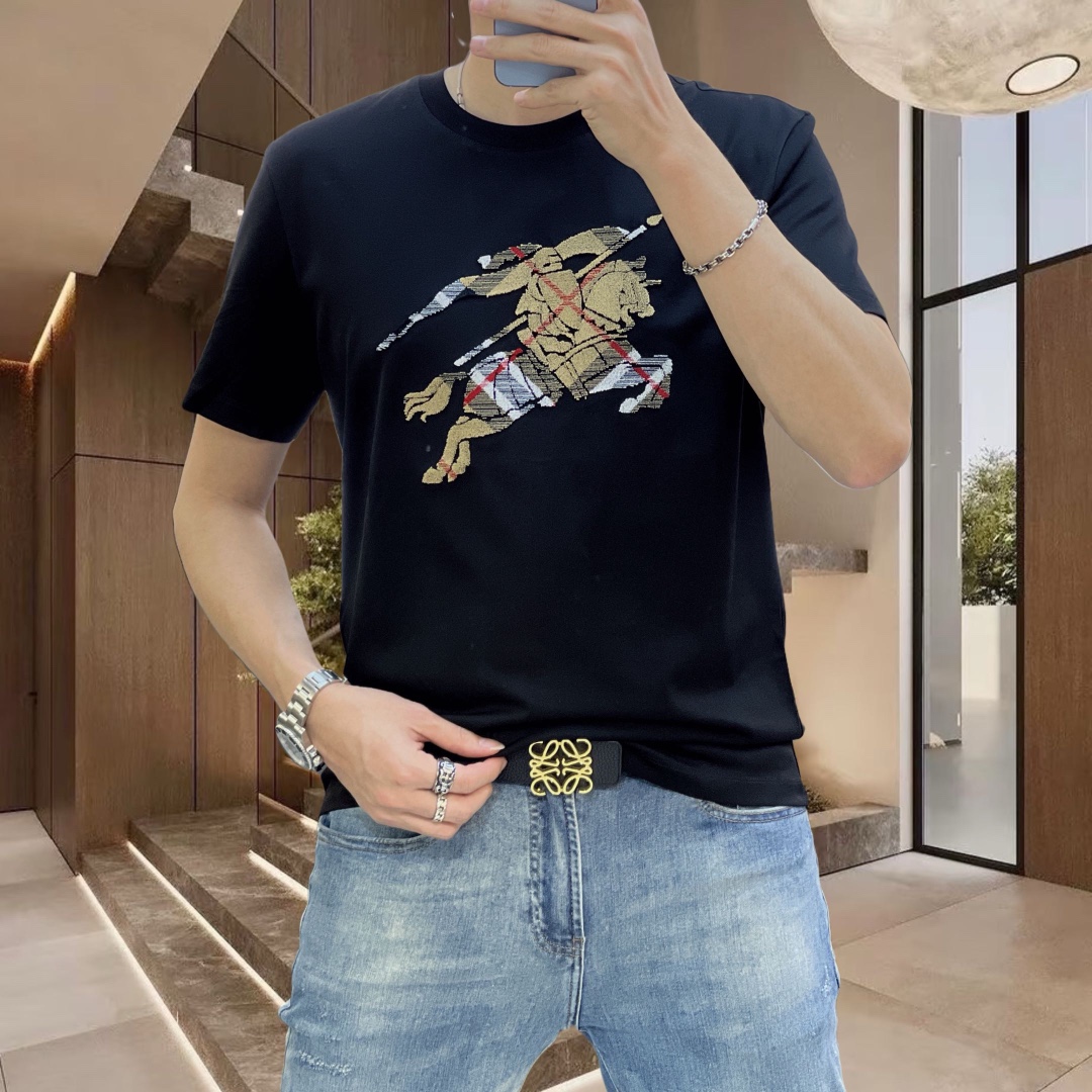 P360 Burberry Early Spring 2025 Debut Double Mercerised Crew Neck Short Sleeve T-Shirt 胸にブランドロゴ！ カスタマイズされた生地ソフトな肌触り。快適な着心地。カウンターグレードステッチ。繊細な仕上がり。ボディへの効果は他の追随を許さない♡！メンズ必須単品！ヤーデージ：M-4XL（175 140キロの摩耗Lスリム最大摩耗200キロ）