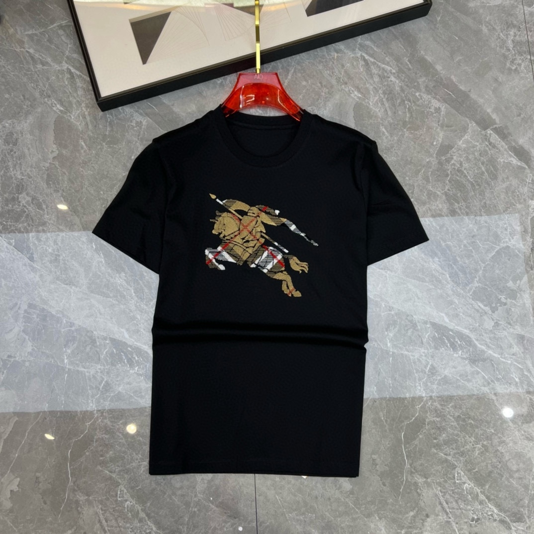 P360 Debut de Burberry a principios de la primavera de 2025 Camiseta de manga corta con cuello redondo doble mercerizado Logotipo de la marca en el pecho Diseño resistente Personalización de alta gama ¡Diseño vanguardista! Tejido personalizado. Suave al tacto. Cómoda de llevar. Costuras de calidad superior. Mano de obra fina. ¡El efecto sobre el cuerpo es inigualablemente atractivo! ¡Producto único esencial para hombres! Tallas: M-4XL (175 140 kg desgaste L Delgado desgaste máximo 200 kg)