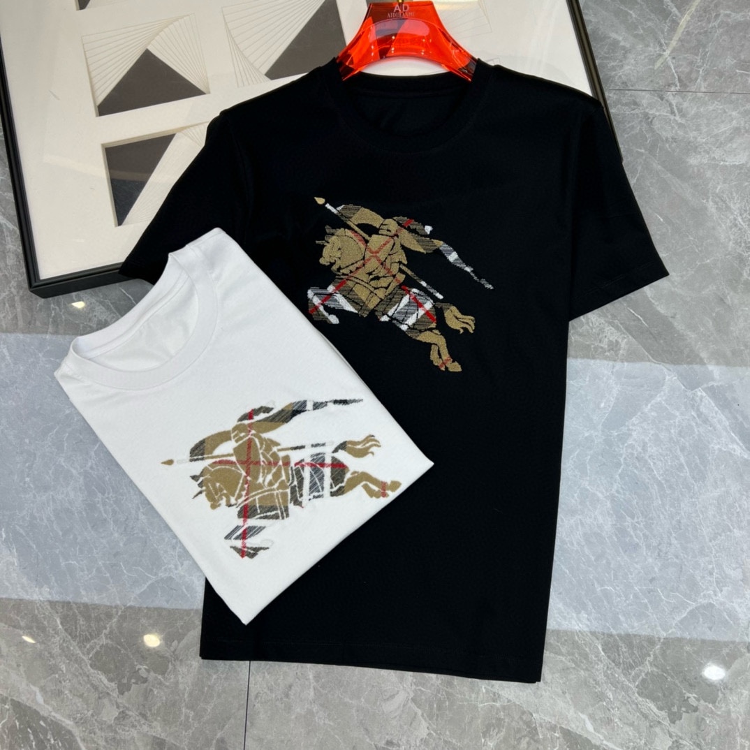 P360 Burberry Early Spring 2025 Debut Double Mercerised Crew Neck Short Sleeve T-Shirt Logo de la marque sur la poitrine Design robuste Personnalisation haut de gamme Design d'avant-garde ! Tissu personnalisé. Doux au toucher. Confortable à porter. Coutures de qualité supérieure. Finition soignée. L'effet sur le corps est d'une beauté inégalée ! Un seul produit essentiel pour les hommes ! Taille : M-4XL (175 140 kg portent L Slim maximum 200 kg)