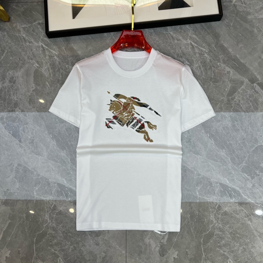 P360 Burberry Early Spring 2025 Debut Double Mercerised Crew Neck Short Sleeve T-Shirt Logo de la marque sur la poitrine Design robuste Personnalisation haut de gamme Design d'avant-garde ! Tissu personnalisé. Doux au toucher. Confortable à porter. Coutures de qualité supérieure. Finition soignée. L'effet sur le corps est d'une beauté inégalée ! Un seul produit essentiel pour les hommes ! Taille : M-4XL (175 140 kg portent L Slim maximum 200 kg)