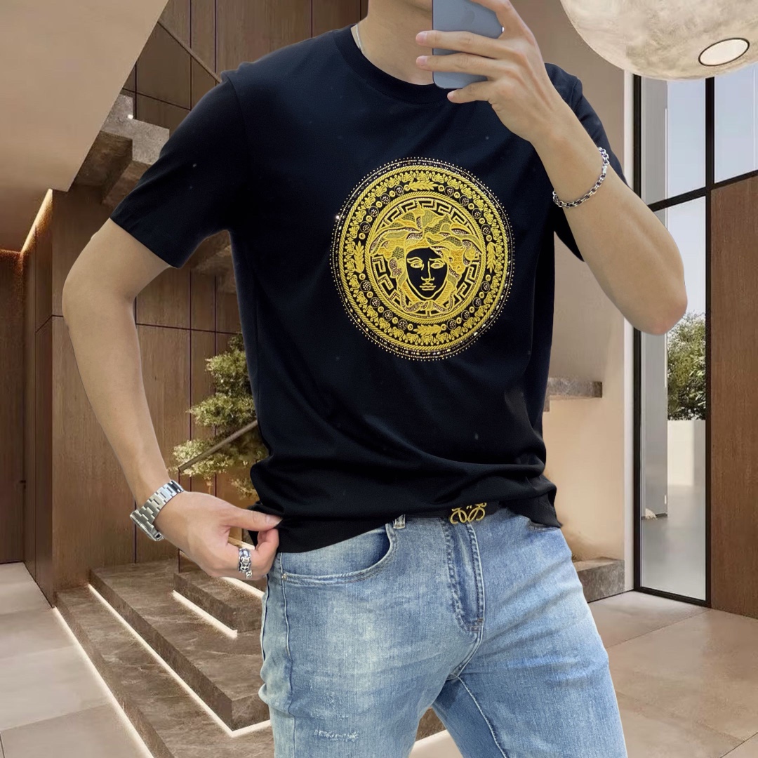 P360 VER Versace Early Spring 2025 Debut T-shirt de manga curta com gola redonda dupla mercerizada e logótipo da marca no peito Design resistente Personalização topo de gama Design vanguardista! Tecido personalizado. Suave ao tato. Confortável de usar. Costura fina de qualidade superior. Acabamento fino. O efeito sobre o corpo é de uma beleza inigualável! Um produto único indispensável para os homens! Medidas: M-4XL (175 140 kg vestem L Slim vestem no máximo 200 kg)