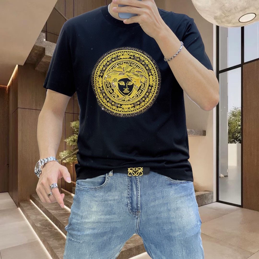 P360 VER Versace Early Spring 2025 Debut T-shirt de manga curta com gola redonda dupla mercerizada e logótipo da marca no peito Design resistente Personalização topo de gama Design vanguardista! Tecido personalizado. Suave ao tato. Confortável de usar. Costura fina de qualidade superior. Acabamento fino. O efeito sobre o corpo é de uma beleza inigualável! Um produto único indispensável para os homens! Medidas: M-4XL (175 140 kg vestem L Slim vestem no máximo 200 kg)