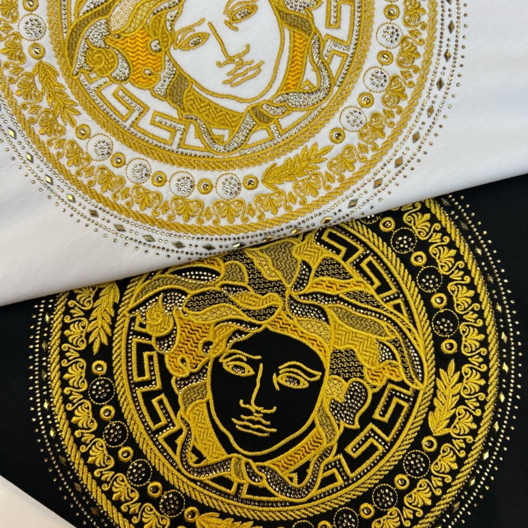 P360 Debut de Burberry a principios de la primavera de 2025 Camiseta de manga corta con cuello redondo doble mercerizado Logotipo de la marca en el pecho Diseño resistente Personalización de alta gama ¡Diseño vanguardista! Tejido personalizado. Suave al tacto. Cómoda de llevar. Costuras de calidad superior. Mano de obra fina. ¡El efecto sobre el cuerpo es inigualablemente atractivo! ¡Producto único esencial para hombres! Tallas: M-4XL (175 140 kg desgaste L Delgado desgaste máximo 200 kg)