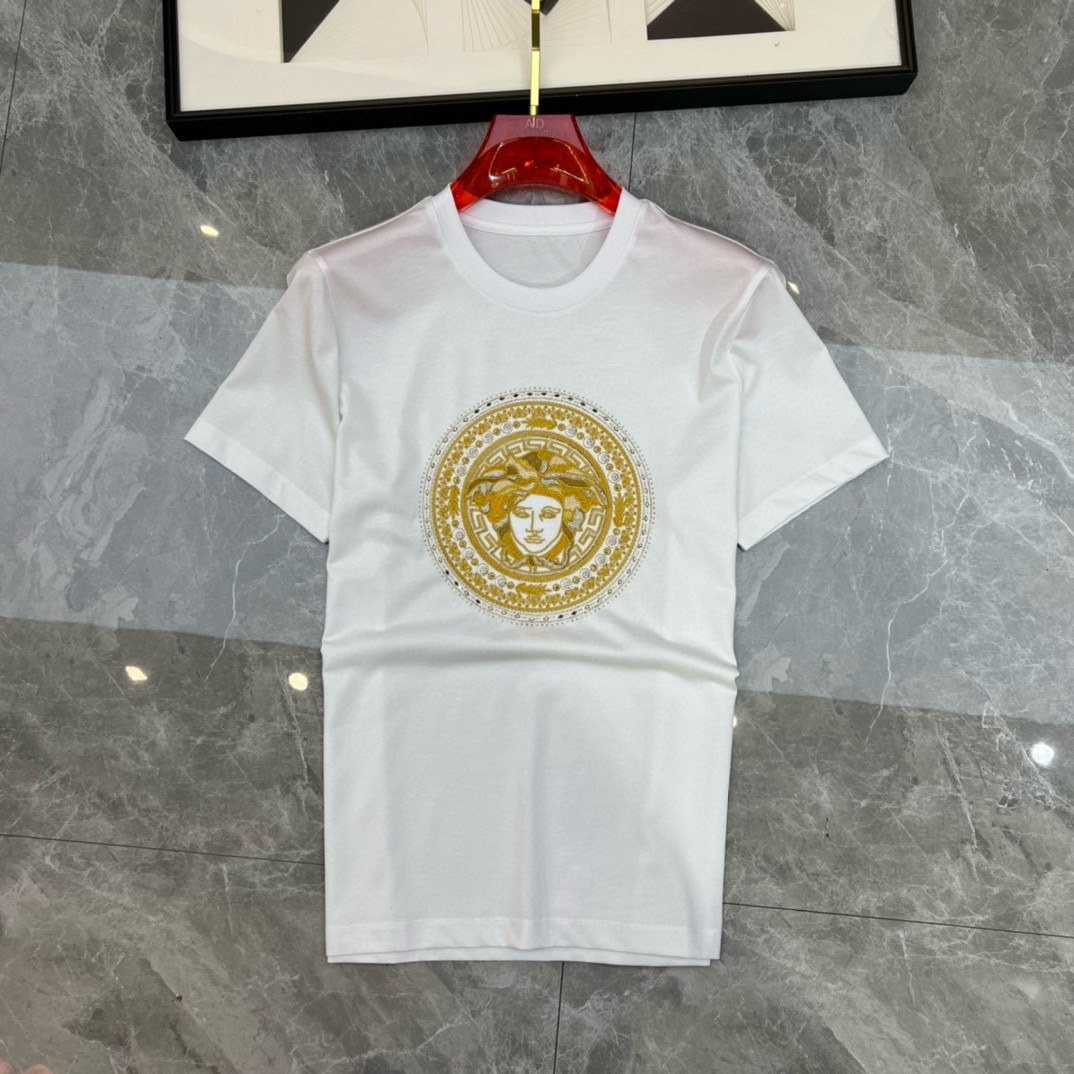 P360 Debut de Burberry a principios de la primavera de 2025 Camiseta de manga corta con cuello redondo doble mercerizado Logotipo de la marca en el pecho Diseño resistente Personalización de alta gama ¡Diseño vanguardista! Tejido personalizado. Suave al tacto. Cómoda de llevar. Costuras de calidad superior. Mano de obra fina. ¡El efecto sobre el cuerpo es inigualablemente atractivo! ¡Producto único esencial para hombres! Tallas: M-4XL (175 140 kg desgaste L Delgado desgaste máximo 200 kg)