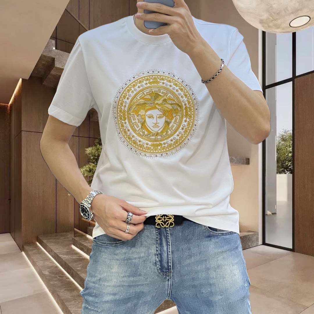 P360 VER Versace Early Spring 2025 Debut T-shirt de manga curta com gola redonda dupla mercerizada e logótipo da marca no peito Design resistente Personalização topo de gama Design vanguardista! Tecido personalizado. Suave ao tato. Confortável de usar. Costura fina de qualidade superior. Acabamento fino. O efeito sobre o corpo é de uma beleza inigualável! Um produto único indispensável para os homens! Medidas: M-4XL (175 140 kg vestem L Slim vestem no máximo 200 kg)