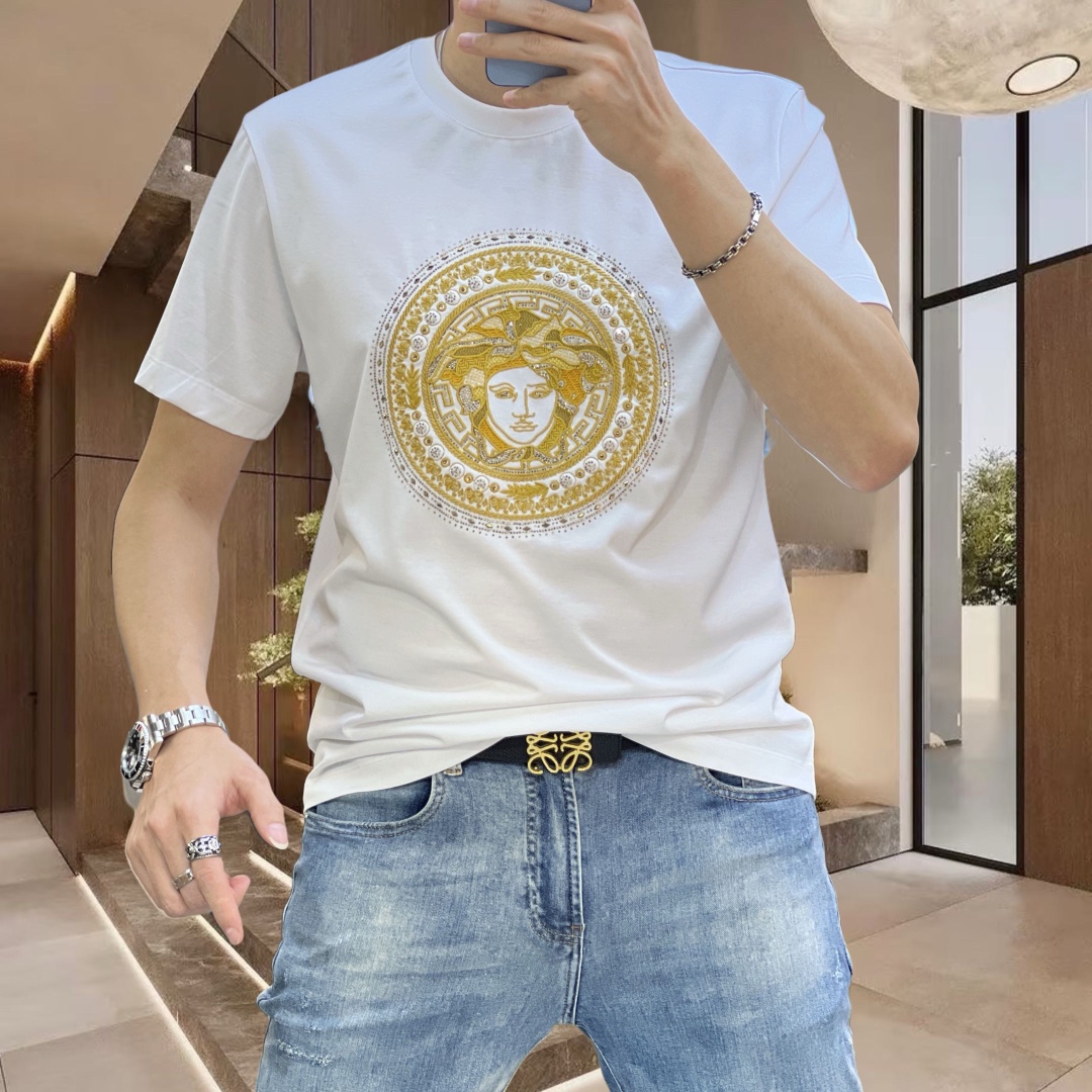 P360 VER Versace Early Spring 2025 Debut Double Mercerised Crew Neck Short Sleeve T-Shirt Chest Brand Logo Heavy duty design High-end customisation Avant-garde design ! Tissu personnalisé. Doux au toucher. Confortable à porter. Coutures fines de qualité supérieure. Finition soignée. L'effet sur le corps est d'une beauté inégalée ! Un seul produit essentiel pour les hommes ! Taille : M-4XL (175 140 kg portent L Slim maximum 200 kg)