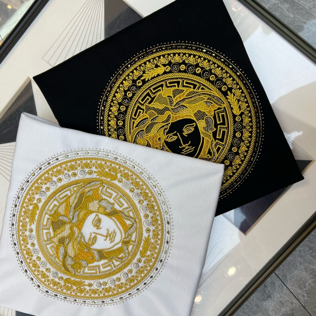 P360 VER Versace Early Spring 2025 Debut T-shirt de manga curta com gola redonda dupla mercerizada e logótipo da marca no peito Design resistente Personalização topo de gama Design vanguardista! Tecido personalizado. Suave ao tato. Confortável de usar. Costura fina de qualidade superior. Acabamento fino. O efeito sobre o corpo é de uma beleza inigualável! Um produto único indispensável para os homens! Medidas: M-4XL (175 140 kg vestem L Slim vestem no máximo 200 kg)