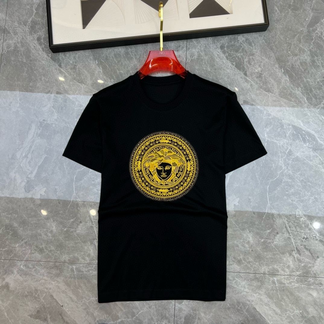 P360 VER Versace Early Spring 2025 Debut T-shirt de manga curta com gola redonda dupla mercerizada e logótipo da marca no peito Design resistente Personalização topo de gama Design vanguardista! Tecido personalizado. Suave ao tato. Confortável de usar. Costura fina de qualidade superior. Acabamento fino. O efeito sobre o corpo é de uma beleza inigualável! Um produto único indispensável para os homens! Medidas: M-4XL (175 140 kg vestem L Slim vestem no máximo 200 kg)