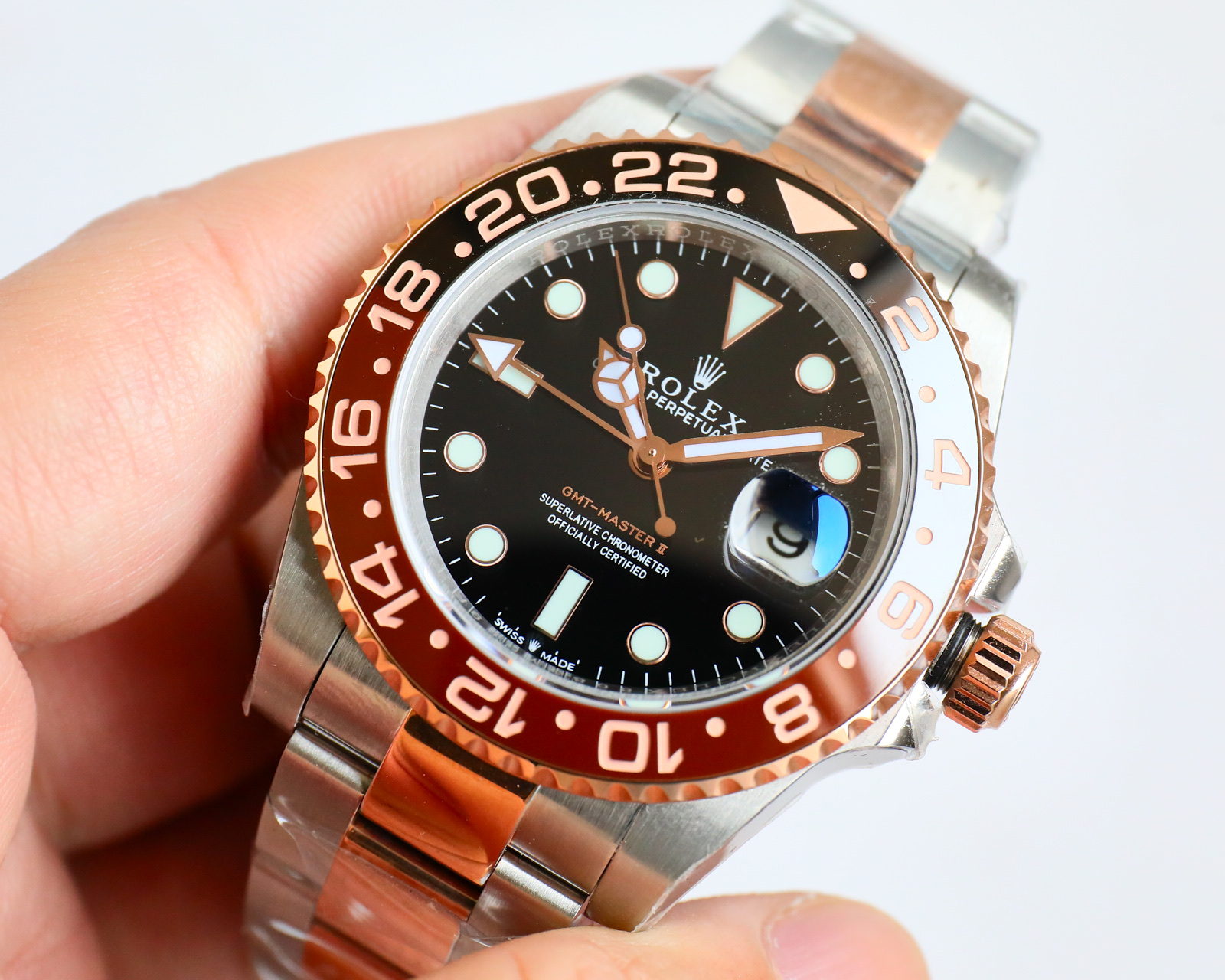 Relógio Rolex GMT GMT Gold Utilizando uma luneta de aço 904L genuína e consistente, uma peça de cerâmica em ouro branco, e um novo movimento 3285 genuíno e consistente, sincronizado com o ponteiro GMT genuíno através do ajuste positivo e negativo da hora e do calendário Acessórios originais universais da caixa em aço 904L Pulseira com espelho de safira super luminescente, luneta rotativa bidirecional em cerâmica, fecho dobrável