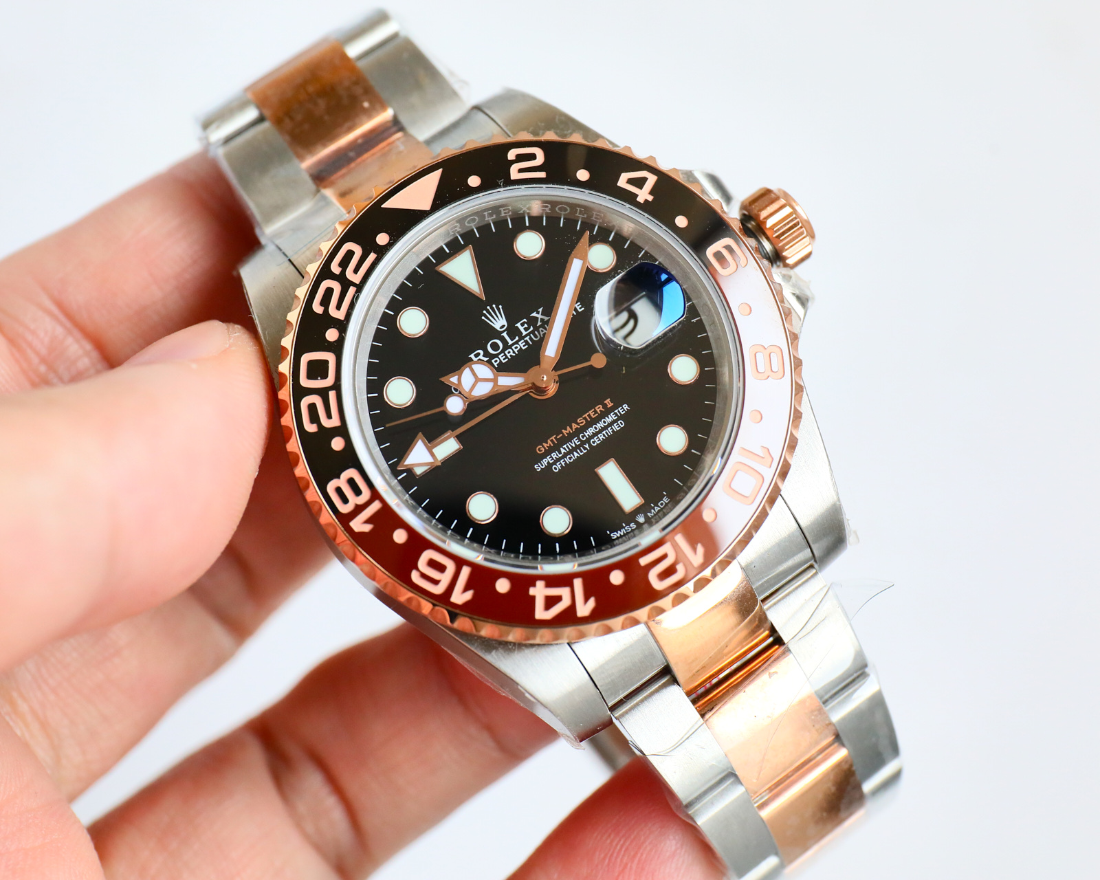 Relógio Rolex GMT GMT Gold Utilizando uma luneta de aço 904L genuína e consistente, uma peça de cerâmica em ouro branco, e um novo movimento 3285 genuíno e consistente, sincronizado com o ponteiro GMT genuíno através do ajuste positivo e negativo da hora e do calendário Acessórios originais universais da caixa em aço 904L Pulseira com espelho de safira super luminescente, luneta rotativa bidirecional em cerâmica, fecho dobrável