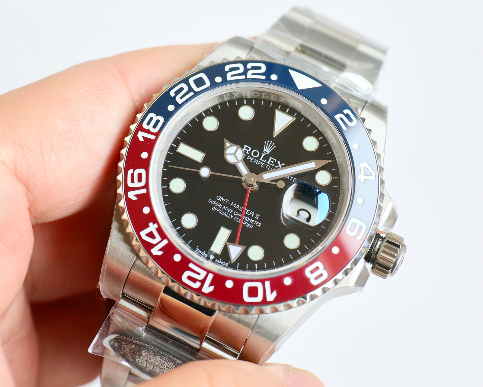 Rolex GMT montre GMT anneau rouge Utilisation de l'acier 904L authentique cohérente une pièce céramique or blanc font lunette bouche et authentique cohérente nouveau 3285 mouvement monobloc synchronisé avec l'aiguille GMT authentique par le biais de l'ajustement positif et négatif de l'heure et du calendrier accessoires universel original 904L acier boîtier bracelet miroir saphir super luminescent lunette tournante bidirectionnelle en céramique boucle déployante.