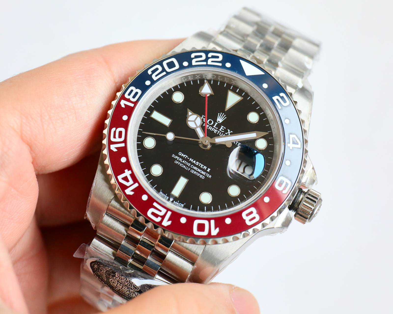 Rolex GMT montre GMT anneau rouge Utilisation de l'acier 904L authentique cohérente une pièce céramique or blanc font lunette bouche et authentique cohérente nouveau 3285 mouvement monobloc synchronisé avec l'aiguille GMT authentique par le biais de l'ajustement positif et négatif de l'heure et du calendrier accessoires universel original 904L acier boîtier bracelet miroir saphir super luminescent lunette tournante bidirectionnelle en céramique boucle déployante.