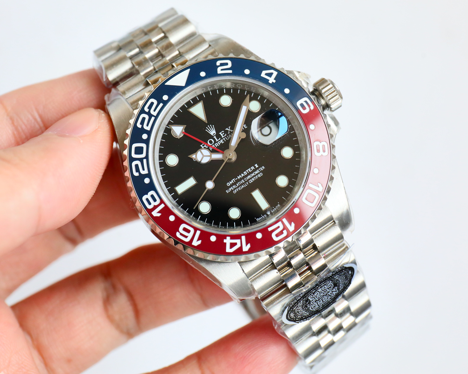 Rolex GMT montre GMT anneau rouge Utilisation de l'acier 904L authentique cohérente une pièce céramique or blanc font lunette bouche et authentique cohérente nouveau 3285 mouvement monobloc synchronisé avec l'aiguille GMT authentique par le biais de l'ajustement positif et négatif de l'heure et du calendrier accessoires universel original 904L acier boîtier bracelet miroir saphir super luminescent lunette tournante bidirectionnelle en céramique boucle déployante.