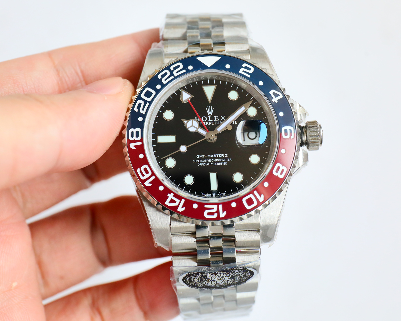 Rolex GMT montre GMT anneau rouge Utilisation de l'acier 904L authentique cohérente une pièce céramique or blanc font lunette bouche et authentique cohérente nouveau 3285 mouvement monobloc synchronisé avec l'aiguille GMT authentique par le biais de l'ajustement positif et négatif de l'heure et du calendrier accessoires universel original 904L acier boîtier bracelet miroir saphir super luminescent lunette tournante bidirectionnelle en céramique boucle déployante.