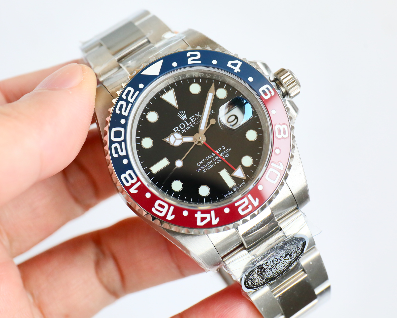 Rolex GMT montre GMT anneau rouge Utilisation de l'acier 904L authentique cohérente une pièce céramique or blanc font lunette bouche et authentique cohérente nouveau 3285 mouvement monobloc synchronisé avec l'aiguille GMT authentique par le biais de l'ajustement positif et négatif de l'heure et du calendrier accessoires universel original 904L acier boîtier bracelet miroir saphir super luminescent lunette tournante bidirectionnelle en céramique boucle déployante.