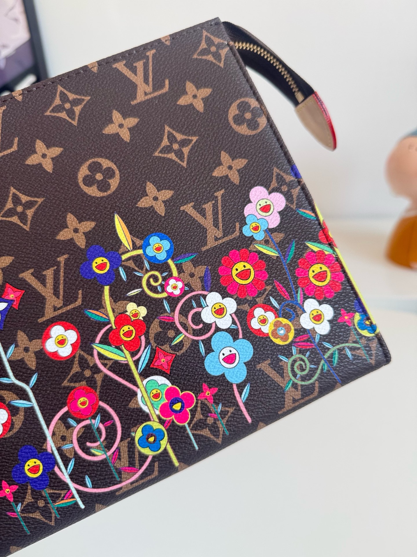 P600 LV M14180 From the Louis Vuitton x Takashi Murakami crossover collection, this toiletry bag is a playful interpretation of the Japanese artist Takashi Murakami's "ultra-flat" style on Monclerogram coated canvas with an eye-catching zippered closure and internal patch pocket. Washable lining for added functionalitySize: 25 x 20 x 5.5cm-High-fashion bag