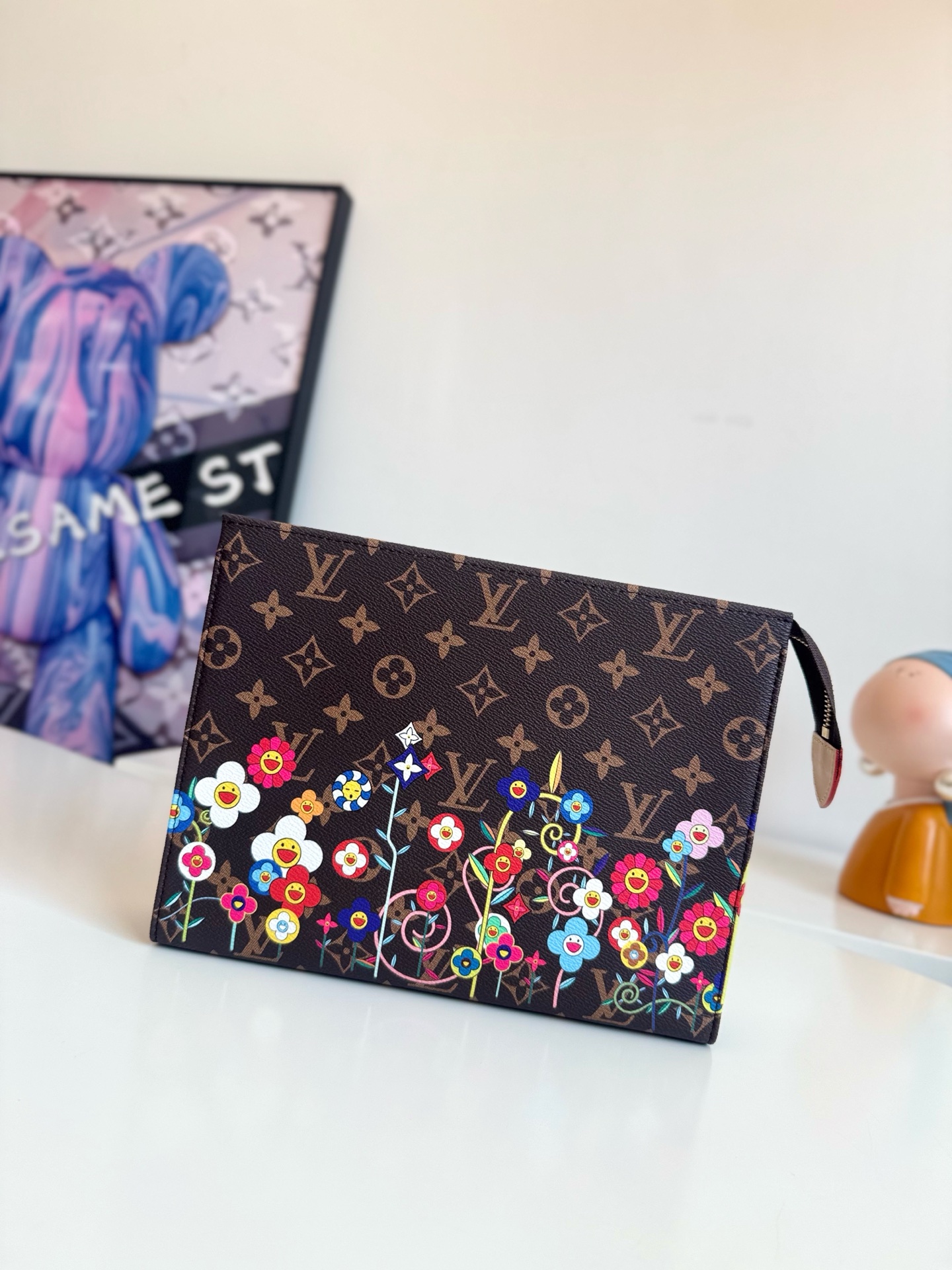 P600 LV M14180 De la colaboración cruzada Louis Vuitton x Takashi Murakami, este neceser es una interpretación lúdica del estilo "ultraplano" del artista japonés Takashi Murakami en lona recubierta de Monclerogram, con un llamativo cierre de cremallera y un bolsillo interior de parche. Forro lavable para mayor funcionalidadTamaño: 25 x 20 x 5,5 cm-Bolso de alta costura