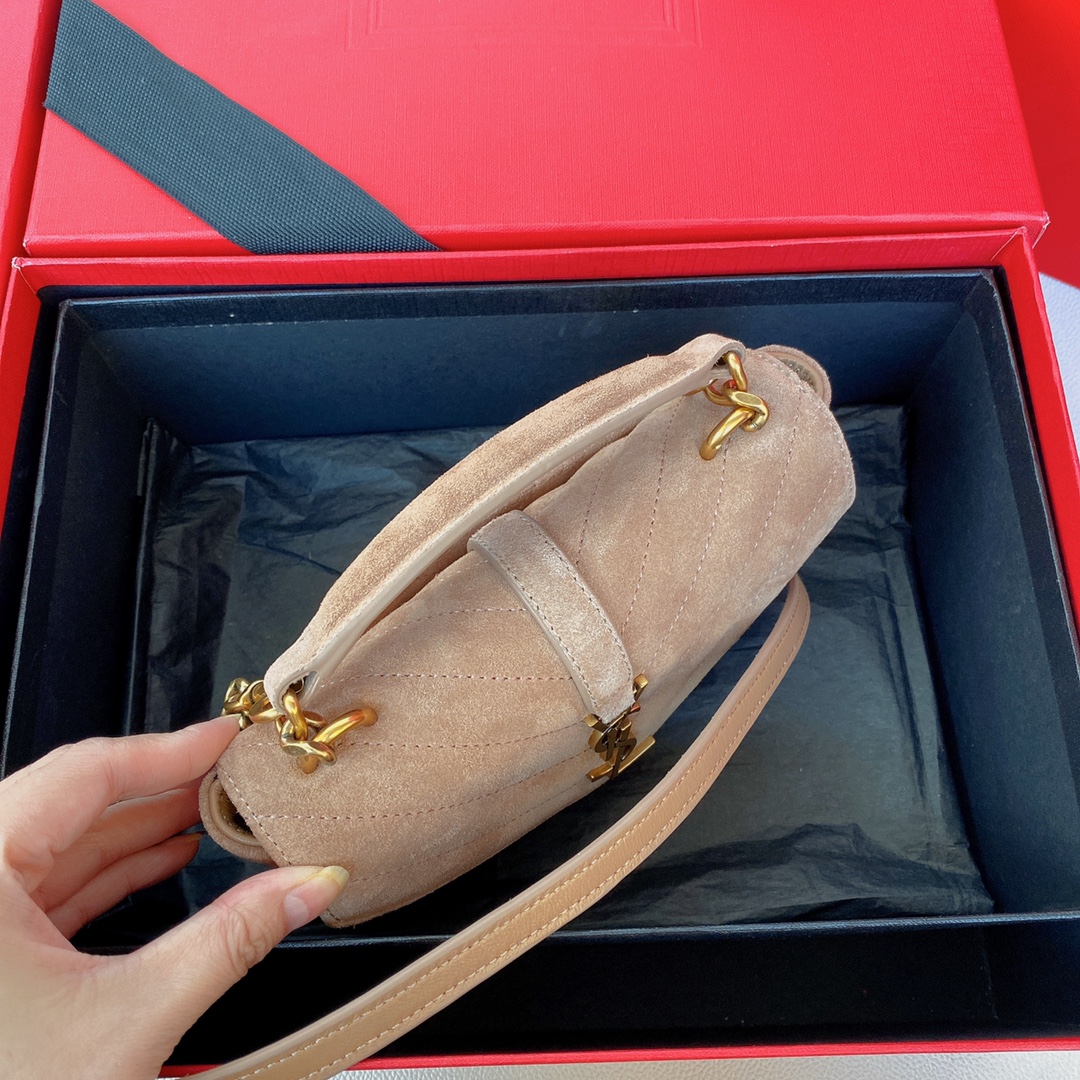 P980 YSL Brushed Deerskin Coral Pink/Antique Gold College Glossy Crackle Mini Messenger Bag Pièce multifonctionnelle avec poignée supérieure et chaîne patchwork en cuir amovible longue bandoulière classique et plus décontractée sens d'une variété de modélisation concave conseil homme must-have ! Le cuir ciré huilé vintage est si joli !Numéro de modèle : 779430Taille : 20x13x3cm