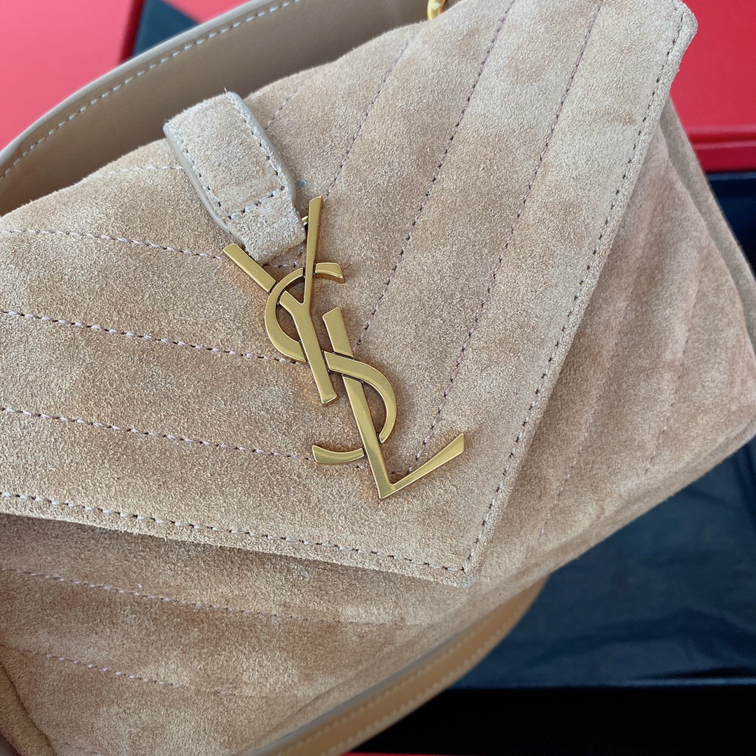 P980 YSL Brushed Deerskin Coral Pink/Antique Gold College Glossy Crackle Mini Messenger Bag Pièce multifonctionnelle avec poignée supérieure et chaîne patchwork en cuir amovible longue bandoulière classique et plus décontractée sens d'une variété de modélisation concave conseil homme must-have ! Le cuir ciré huilé vintage est si joli !Numéro de modèle : 779430Taille : 20x13x3cm