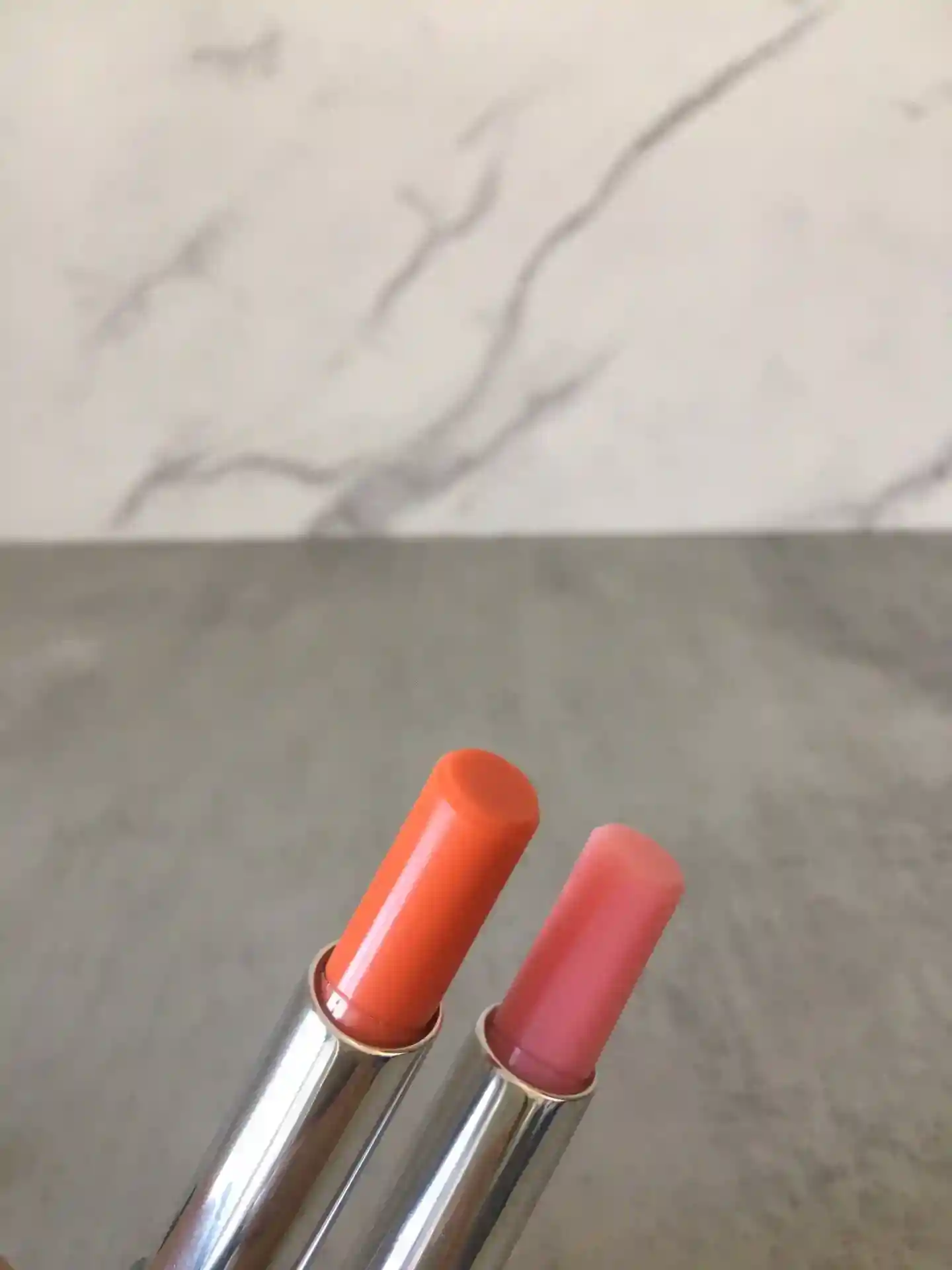 Photo [5]-p130 La nouvelle version du rouge à lèvres changeant de couleur Dior nouvel emballage 001 + 004 deux ensembles Quel que soit le nombre de rouges à lèvres que vous avez, celui-ci est indispensable 🤘🏻 peut être utilisé comme un rouge à lèvres nude peut également être utilisé comme un primer pour améliorer le degré d'hydratation Dior Dior rouge à lèvres changeant de couleur recommandé par de nombreuses célébrités en fonction de la température du corps et le changement de couleur hydratation extrême, texture brillante de la sensation naturelle de rouge tendre pour prendre soin de vos lèvres roses délicates Oh la poudre ! L'hydratation des lèvres roses tendres peut également améliorer la couleur des lèvres et les lignes des lèvres ~ 001 rose clair 004 orange-High Faux Bags