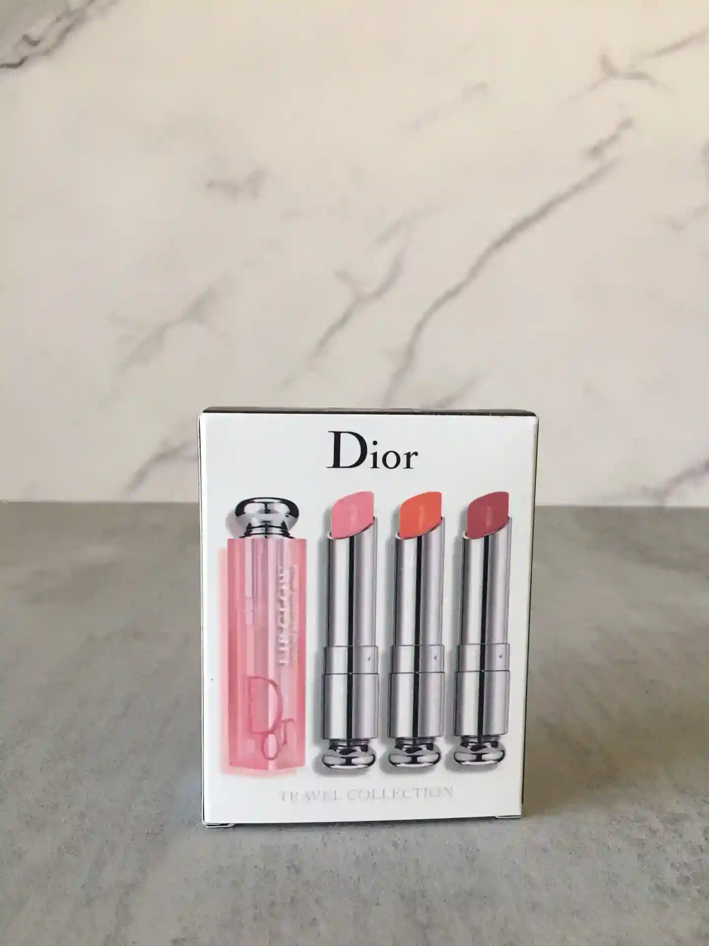 p190 New version of Dior color-changing lipstick 001 + 004 + 012 three-piece set of a set of three genuine lip balm Vegan gods! The bag can not put lipstick 💄 but must put it! It's so hard to pick lipsticks for everyday life when you're often vegan! But no color on the lips will look like the whole person has no color 😞 Isn't it very distressing! Don't worry 🥰 Dior dior lip balm will be out of a box of three loaded with the three hottest colors 001 pink 004 orange, 012 dry rose can be used as a nude lipstick can also be used for priming to enhance the degree of a moisturizing degree of color according to the body temperature and can improve lip color and lip lines! -High replica bags