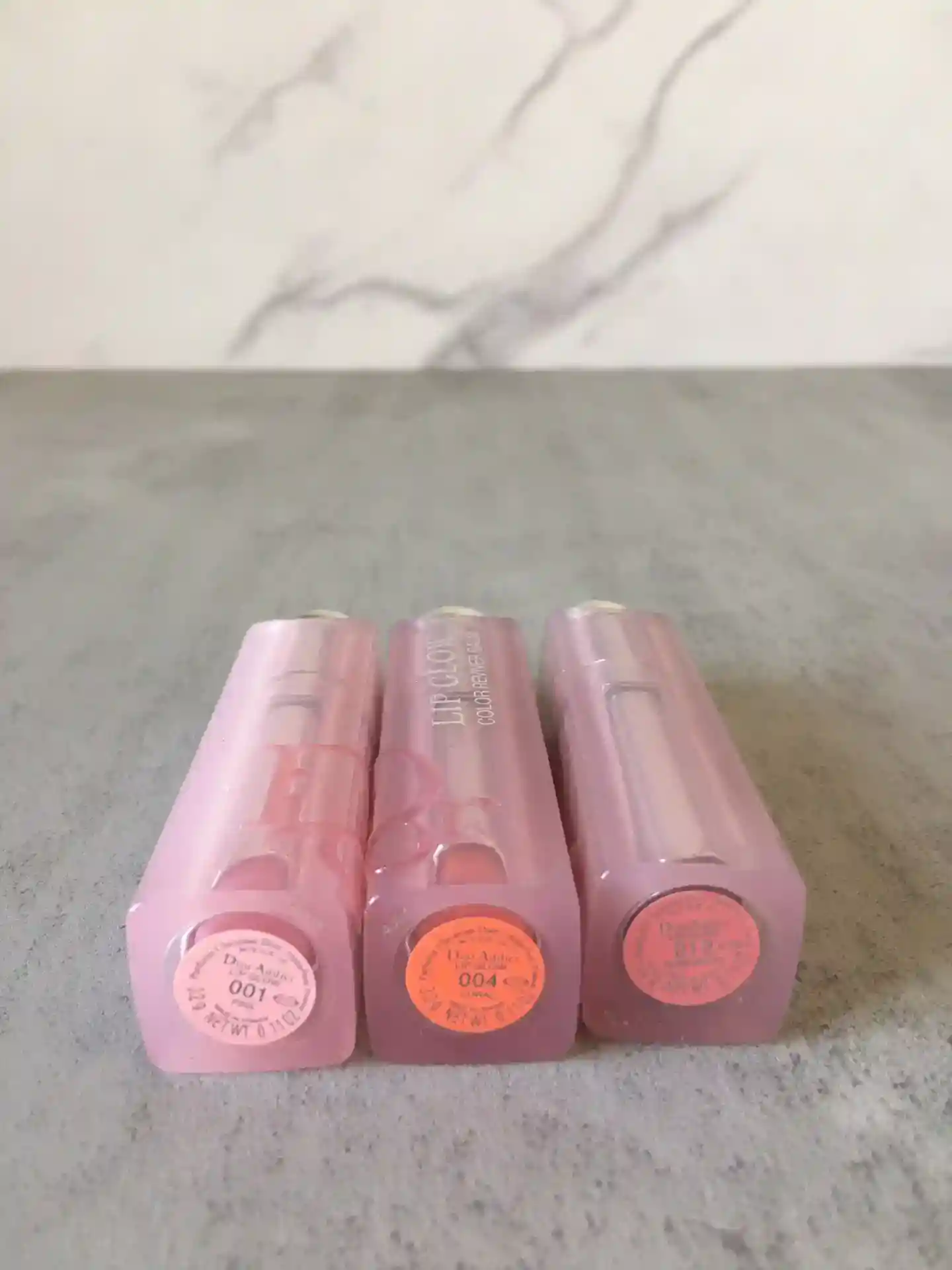 Image [7]-p190 New version of Dior Color Change Lipstick 001+004+012 three-piece set a set of three genuine lip balm Vegan gods! You can leave lipstick out of your bag 💄 but you should definitely put it in! It's so hard to pick a lipstick for everyday life when you're often vegan! But no color on the lips will look like the whole person has no color 😞 Isn't it very distressing! Don't worry 🥰 Dior dior lip balm will be out of a box of three loaded with the three hottest colors 001 pink 004 orange, 012 dry rose can be used as a nude lipstick can also be used to enhance the bottom of a moisturizing degree of color according to the body temperature and can improve lip color and lip lines! -High replica bags