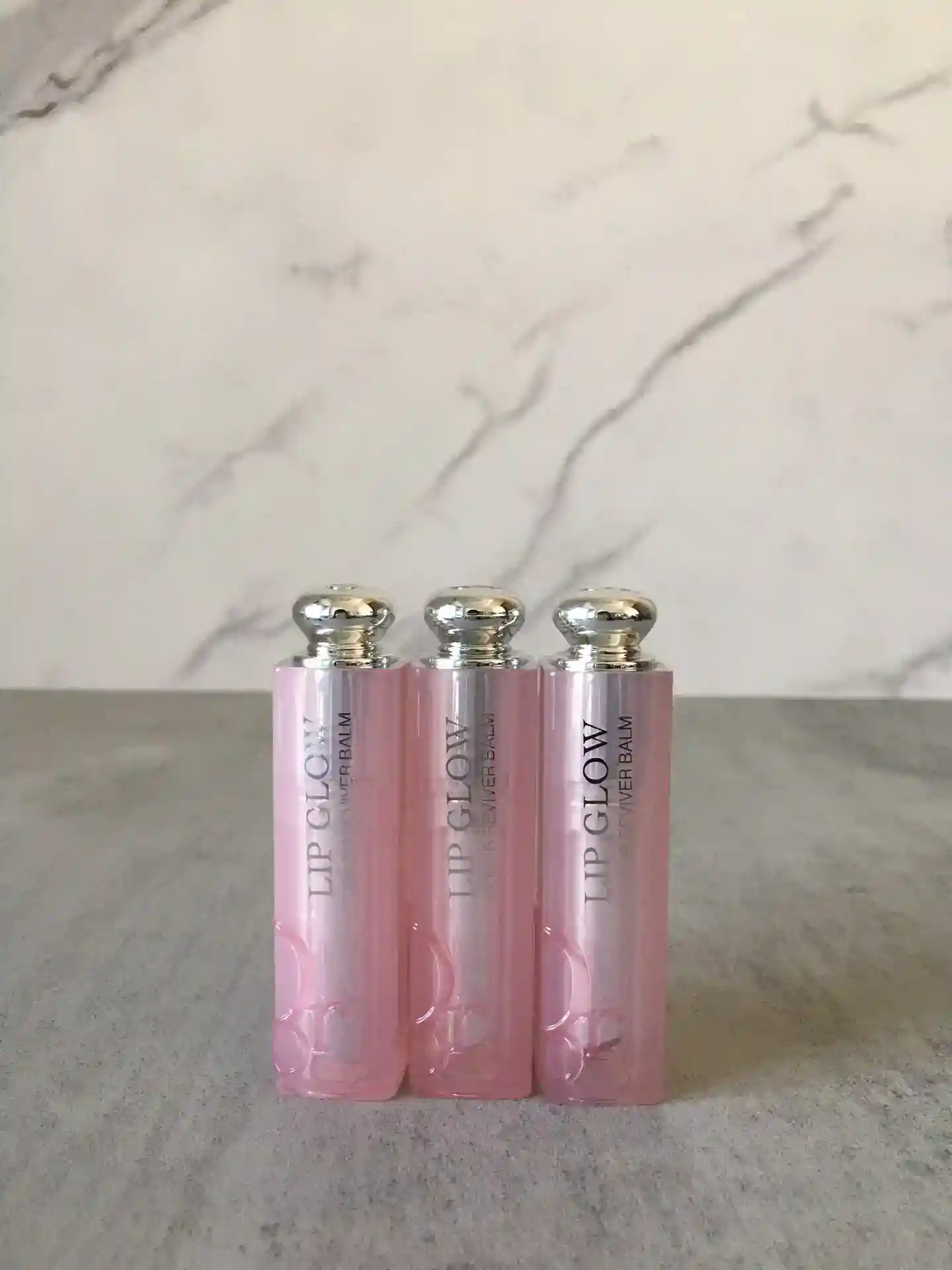 Image [4]-p190 New version of Dior Color Change Lipstick 001+004+012 three-piece set a set of three genuine lip balm Vegan gods! You can not put lipstick in the bag 💄 but you must put it! It's so hard to pick lipsticks for everyday life when you're often vegan! But no color on the lips will look like the whole person has no color 😞 Isn't it very distressing! Don't worry 🥰 Dior dior lip balm will be out of a box of three loaded with the three hottest colors 001 pink 004 orange, 012 dry rose can be used as a nude lipstick can also be used to enhance the bottom of a moisturizing degree of color according to the body temperature and can improve lip color and lip lines! -High replica bags