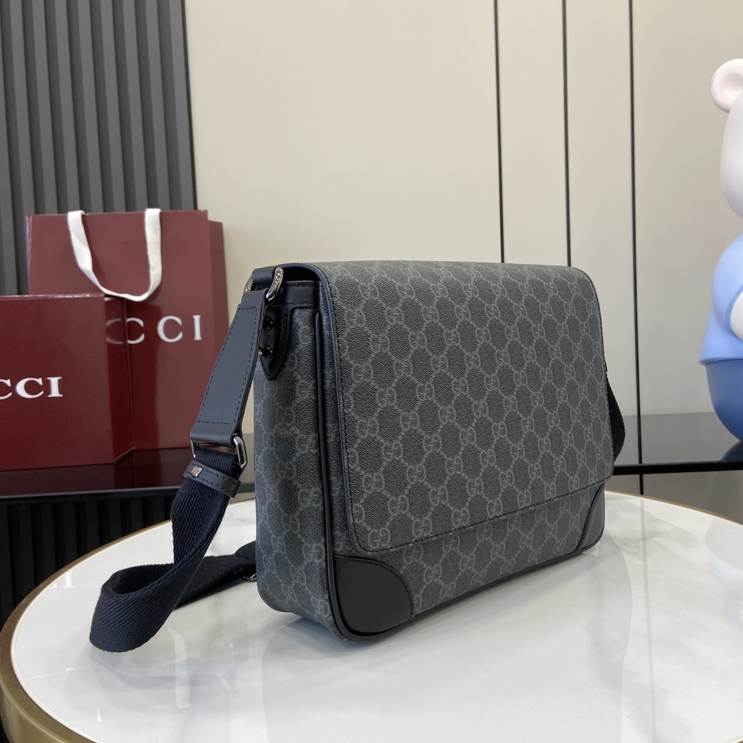 p1080 La nouvelle collection d'articles de voyage pour homme GG Emblem de Gucci réinterprète l'élégance intemporelle et le savoir-faire de la Maison. Ce sac à bandoulière est réalisé dans le nouveau tissu monogrammé GG noir et comporte une poche intérieure zippée et une bandoulière réglable.Nouveau tissu monogrammé GG en noirPassepoil en cuir noirDoublure en cotonIntérieur : 1 poche zippéeBandoulière en toile réglable (57 cm de haut) ; longueur réglable de 80 cm à 136 cmFermeture à rabatModèle : 821154Dimensions : 29 cm (L) x 23 cm (H) x 7,5 cm (P)Poids : environ 0,85 kgCouleur : Cuir noir Grammy/Création italienne