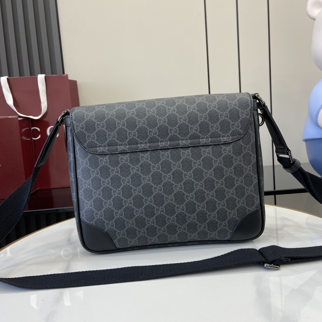 p1080 La nouvelle collection d'articles de voyage pour homme GG Emblem de Gucci réinterprète l'élégance intemporelle et le savoir-faire de la Maison. Ce sac à bandoulière est réalisé dans le nouveau tissu monogrammé GG noir et comporte une poche intérieure zippée et une bandoulière réglable.Nouveau tissu monogrammé GG en noirPassepoil en cuir noirDoublure en cotonIntérieur : 1 poche zippéeBandoulière en toile réglable (57 cm de haut) ; longueur réglable de 80 cm à 136 cmFermeture à rabatModèle : 821154Dimensions : 29 cm (L) x 23 cm (H) x 7,5 cm (P)Poids : environ 0,85 kgCouleur : Cuir noir Grammy/Création italienne