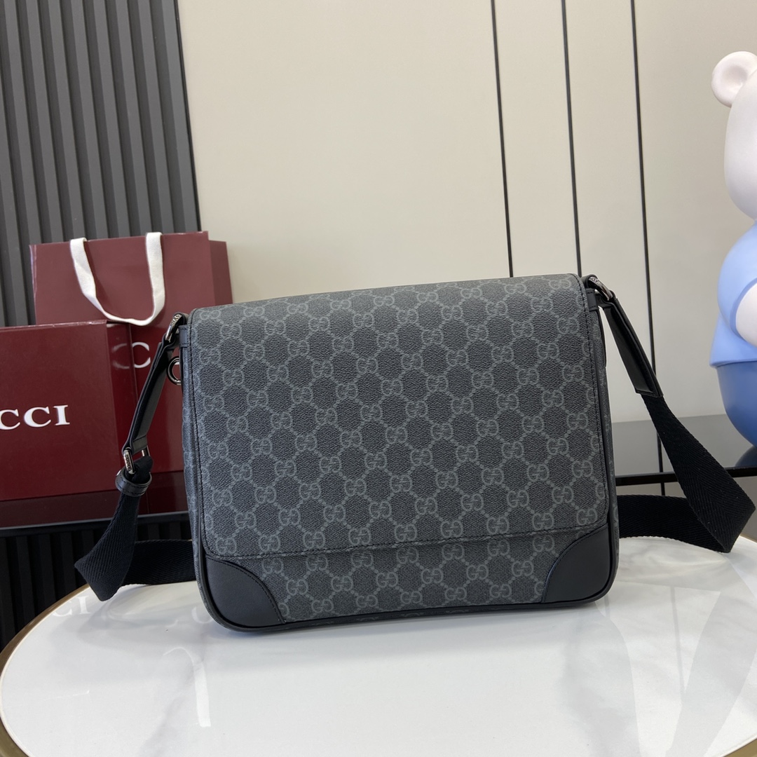 p1080 La nouvelle collection d'articles de voyage pour homme GG Emblem de Gucci réinterprète l'élégance intemporelle et le savoir-faire de la Maison. Ce sac à bandoulière est réalisé dans le nouveau tissu monogrammé GG noir et comporte une poche intérieure zippée et une bandoulière réglable.Nouveau tissu monogrammé GG en noirPassepoil en cuir noirDoublure en cotonIntérieur : 1 poche zippéeBandoulière en toile réglable (57 cm de haut) ; longueur réglable de 80 cm à 136 cmFermeture à rabatModèle : 821154Dimensions : 29 cm (L) x 23 cm (H) x 7,5 cm (P)Poids : environ 0,85 kgCouleur : Cuir noir Grammy/Création italienne