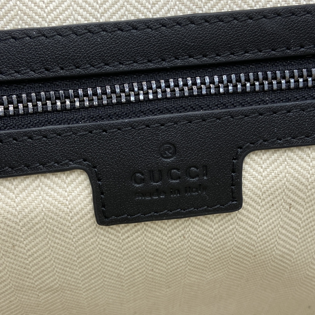 p1080 La nouvelle collection d'articles de voyage pour homme GG Emblem de Gucci réinterprète l'élégance intemporelle et le savoir-faire de la Maison. Ce sac à bandoulière est réalisé dans le nouveau tissu monogrammé GG noir et comporte une poche intérieure zippée et une bandoulière réglable.Nouveau tissu monogrammé GG en noirPassepoil en cuir noirDoublure en cotonIntérieur : 1 poche zippéeBandoulière en toile réglable (57 cm de haut) ; longueur réglable de 80 cm à 136 cmFermeture à rabatModèle : 821154Dimensions : 29 cm (L) x 23 cm (H) x 7,5 cm (P)Poids : environ 0,85 kgCouleur : Cuir noir Grammy/Création italienne