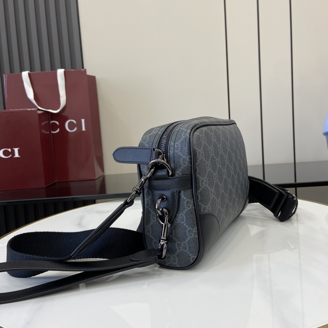 p1040 A coleção Gucci Emblem de peças de viagem para homem reinterpreta a elegância e a perícia intemporais da MaisonEsta mala de tiracolo é fabricada em novo tecido preto com monograma GG e tem uma alça amovívelNovo tecido preto com monograma GGCanelado em pele pretaRevestimento em algodãoInterior: 1 bolso com fechoExterior: 1 bolso em pele com fendaAlça amovívelAltura: 20 cmAlça de ombro amovível (55 cm de altura; comprimento ajustável entre 95 cm e 140 cm)Tamanho: 23 cm (l x 16,5 cm (a x 8 cm)) Alça de ombro em lona (55 cm de altura); comprimento ajustável entre 95 cm e 140 cmFecho com fecho de correrModelo n.º: 821155Tamanho: 23 cm (l) x 16,5 cm (a) x 8 cm (p)Cor: PVC vinil/originalPeso: aprox. 0,58 kgItalian Creations - Malas de alta qualidade