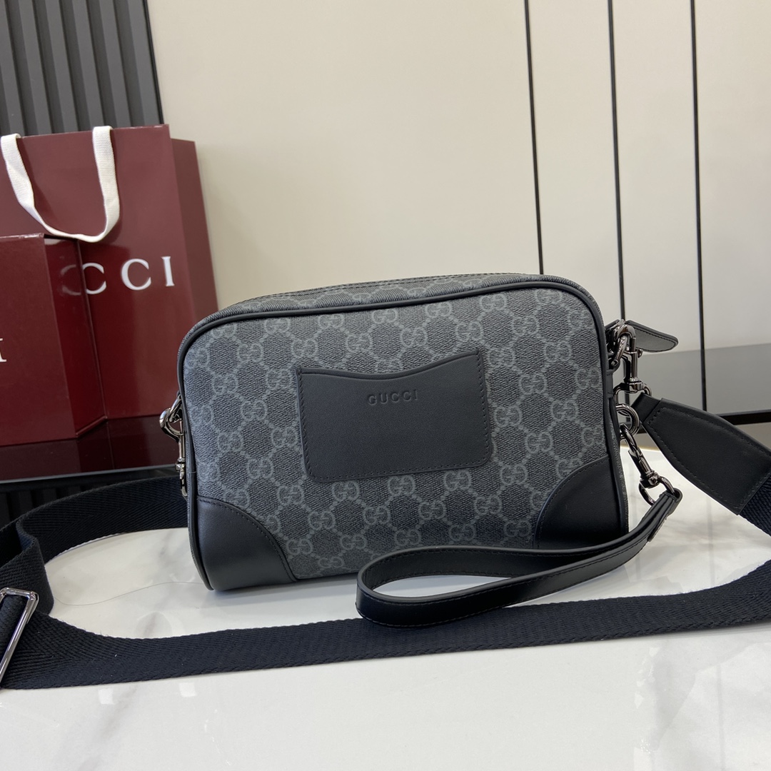 p1040 A coleção Gucci Emblem de peças de viagem para homem reinterpreta a elegância e a perícia intemporais da MaisonEsta mala de tiracolo é fabricada em novo tecido preto com monograma GG e tem uma alça amovívelNovo tecido preto com monograma GGCanelado em pele pretaRevestimento em algodãoInterior: 1 bolso com fechoExterior: 1 bolso em pele com fendaAlça amovívelAltura: 20 cmAlça de ombro amovível (55 cm de altura; comprimento ajustável entre 95 cm e 140 cm)Tamanho: 23 cm (l x 16,5 cm (a x 8 cm)) Alça de ombro em lona (55 cm de altura); comprimento ajustável entre 95 cm e 140 cmFecho com fecho de correrModelo n.º: 821155Tamanho: 23 cm (l) x 16,5 cm (a) x 8 cm (p)Cor: PVC vinil/originalPeso: aprox. 0,58 kgItalian Creations - Malas de alta qualidade