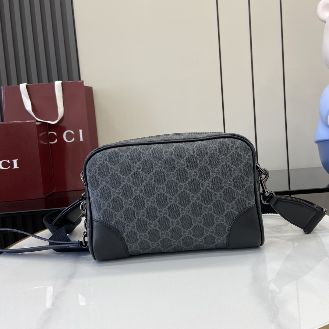 p1040 The Gucci Emblem collection of men's travel pieces reinterprets the timeless elegance and craftsmanship of the House. This crossbody bag is crafted in a new black GG monogrammed fabric with a detachable handle.New GG monogrammed fabric in blackBlack leather pipingCotton liningInterior: 1 zipper pocketExterior: 1 leather slit pocketRemovable carry handle height: 20 cmRemovable canvas shoulder strap (55cm high); length adjustable from 95cm to 140cmZipper closureModel: 821155Size: 23cm (W) x 16.5cm (H) x 8cm (D)Color: PVC vinyl / originalWeight: approx. 0.58 kgItalian Creation