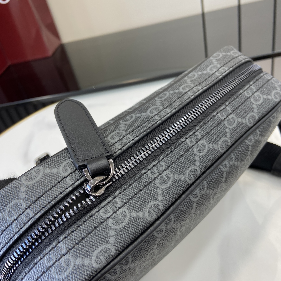 p1040 A coleção Gucci Emblem de peças de viagem para homem reinterpreta a elegância e a perícia intemporais da MaisonEsta mala de tiracolo é fabricada em novo tecido preto com monograma GG e tem uma alça amovívelNovo tecido preto com monograma GGCanelado em pele pretaRevestimento em algodãoInterior: 1 bolso com fechoExterior: 1 bolso em pele com fendaAlça amovívelAltura: 20 cmAlça de ombro amovível (55 cm de altura; comprimento ajustável entre 95 cm e 140 cm)Tamanho: 23 cm (l x 16,5 cm (a x 8 cm)) Alça de ombro em lona (55 cm de altura); comprimento ajustável entre 95 cm e 140 cmFecho com fecho de correrModelo n.º: 821155Tamanho: 23 cm (l) x 16,5 cm (a) x 8 cm (p)Cor: PVC vinil/originalPeso: aprox. 0,58 kgItalian Creations - Malas de alta qualidade