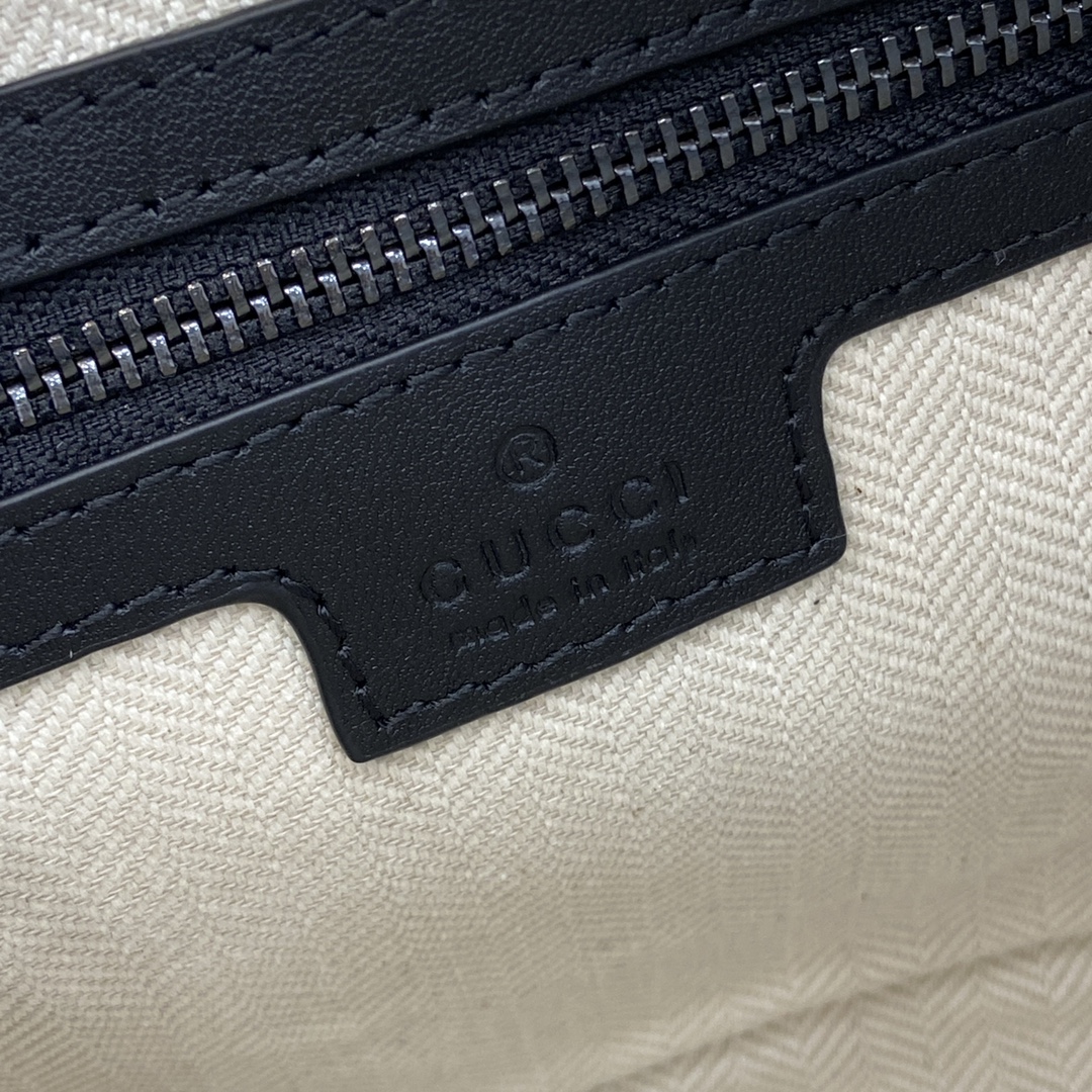 p1040 A coleção Gucci Emblem de peças de viagem para homem reinterpreta a elegância e a perícia intemporais da MaisonEsta mala de tiracolo é fabricada em novo tecido preto com monograma GG e tem uma alça amovívelNovo tecido preto com monograma GGCanelado em pele pretaRevestimento em algodãoInterior: 1 bolso com fechoExterior: 1 bolso em pele com fendaAlça amovívelAltura: 20 cmAlça de ombro amovível (55 cm de altura; comprimento ajustável entre 95 cm e 140 cm)Tamanho: 23 cm (l x 16,5 cm (a x 8 cm)) Alça de ombro em lona (55 cm de altura); comprimento ajustável entre 95 cm e 140 cmFecho com fecho de correrModelo n.º: 821155Tamanho: 23 cm (l) x 16,5 cm (a) x 8 cm (p)Cor: PVC vinil/originalPeso: aprox. 0,58 kgItalian Creations - Malas de alta qualidade