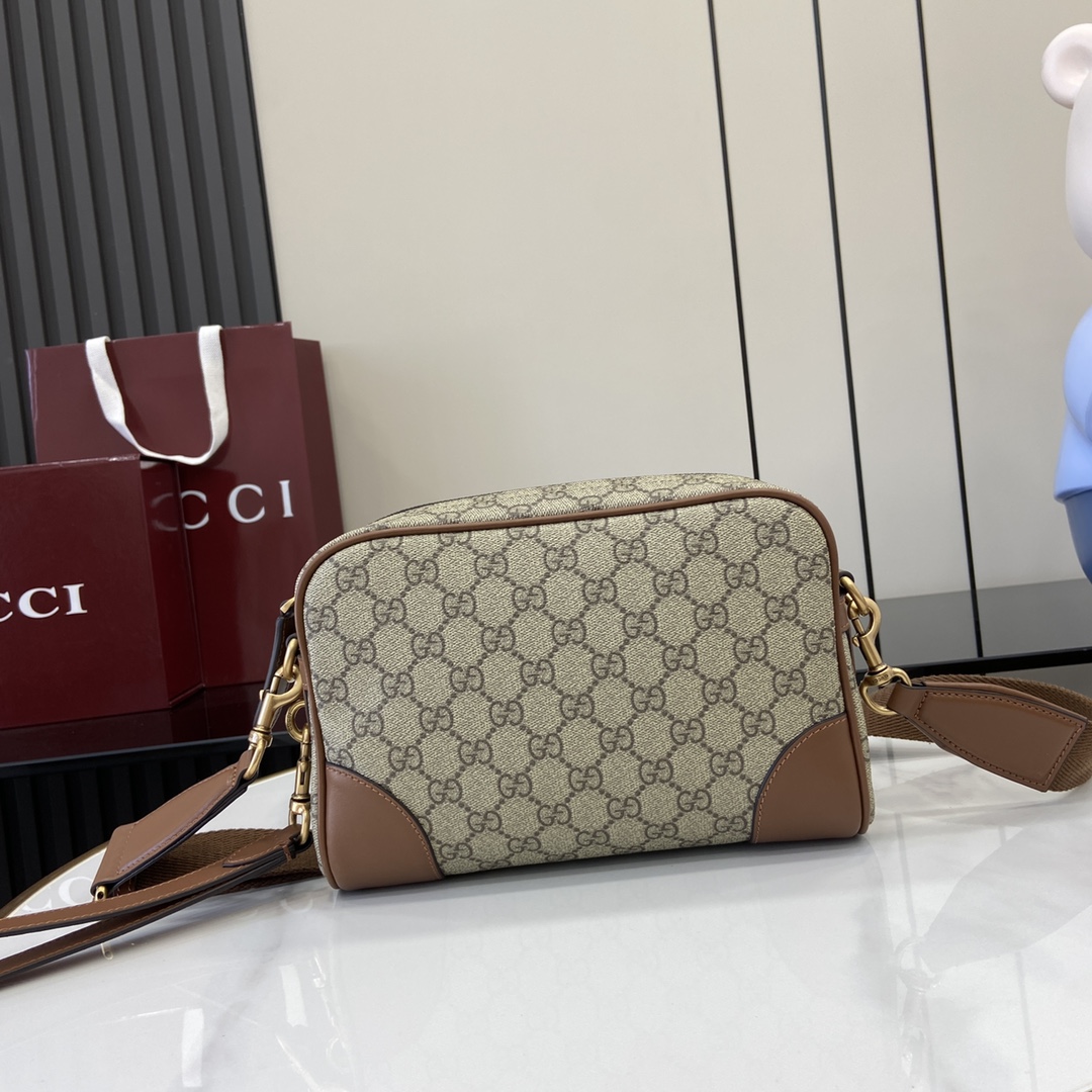 p1040 La collection d'articles de voyage pour homme Gucci Emblem réinterprète l'élégance intemporelle et le savoir-faire de la Maison. Ce sac crossbody est réalisé dans le nouveau tissu monogrammé GG beige et marron foncé avec une anse amovible.Nouveau tissu monogrammé GG en beige et marron foncéPassepoil en cuir marronDoublure en cotonIntérieur : 1 poche zippéeExtérieur : 1 pochette en cuirPoignée amovible d'une hauteur de 20 cmBandoulière amovible en toile (55cm de haut) ; longueur réglable entre 95cm et 140cmFermeture à glissièreModèle : 821155Dimensions : 23 cm (L) x 16,5 cm (H) x 8 cm (P)Couleur : pvc marron marron/originalPoids : environ 0,58 kgCréation italienne