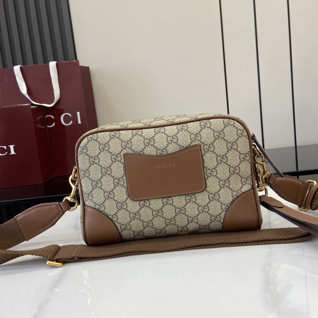 p1040 La collection d'articles de voyage pour homme Gucci Emblem réinterprète l'élégance intemporelle et le savoir-faire de la Maison. Ce sac crossbody est réalisé dans le nouveau tissu monogrammé GG beige et marron foncé avec une anse amovible.Nouveau tissu monogrammé GG en beige et marron foncéPassepoil en cuir marronDoublure en cotonIntérieur : 1 poche zippéeExtérieur : 1 pochette en cuirPoignée amovible d'une hauteur de 20 cmBandoulière amovible en toile (55cm de haut) ; longueur réglable entre 95cm et 140cmFermeture à glissièreModèle : 821155Dimensions : 23 cm (L) x 16,5 cm (H) x 8 cm (P)Couleur : pvc marron marron/originalPoids : environ 0,58 kgCréation italienne