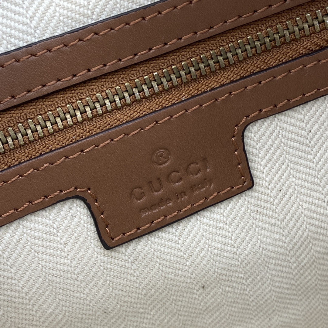 p1040 La collection d'articles de voyage pour homme Gucci Emblem réinterprète l'élégance intemporelle et le savoir-faire de la Maison. Ce sac crossbody est réalisé dans le nouveau tissu monogrammé GG beige et marron foncé avec une anse amovible.Nouveau tissu monogrammé GG en beige et marron foncéPassepoil en cuir marronDoublure en cotonIntérieur : 1 poche zippéeExtérieur : 1 pochette en cuirPoignée amovible d'une hauteur de 20 cmBandoulière amovible en toile (55cm de haut) ; longueur réglable entre 95cm et 140cmFermeture à glissièreModèle : 821155Dimensions : 23 cm (L) x 16,5 cm (H) x 8 cm (P)Couleur : pvc marron marron/originalPoids : environ 0,58 kgCréation italienne