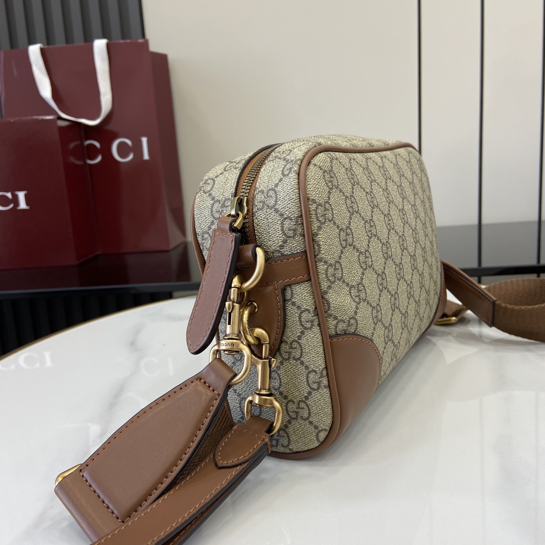 p1040 La collection d'articles de voyage pour homme Gucci Emblem réinterprète l'élégance intemporelle et le savoir-faire de la Maison. Ce sac crossbody est réalisé dans le nouveau tissu monogrammé GG beige et marron foncé avec une anse amovible.Nouveau tissu monogrammé GG en beige et marron foncéPassepoil en cuir marronDoublure en cotonIntérieur : 1 poche zippéeExtérieur : 1 pochette en cuirPoignée amovible d'une hauteur de 20 cmBandoulière amovible en toile (55cm de haut) ; longueur réglable entre 95cm et 140cmFermeture à glissièreModèle : 821155Dimensions : 23 cm (L) x 16,5 cm (H) x 8 cm (P)Couleur : pvc marron marron/originalPoids : environ 0,58 kgCréation italienne