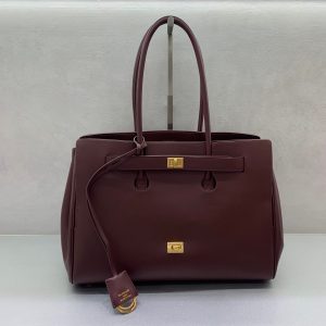 P2960 Bolsa de mão média preta com fivela dourada Balenciag Bel Air ShowO outono/inverno está aí!!! Não importa o que aconteça, tem de ter uma Balenciag Bel Air Medium... é tão glamorosa! Simples e elegante, o seu design é sofisticado e generoso, com uma aba frontal que confere um sentido de hierarquia e pormenores de qualidade. Quer seja um passeio diário ou uma ocasião importante, fará de si o centro das atenções. # é a sua nova mala preferida.Tamanho: 36,5-14,5-28cmModelo n.º: 789891680