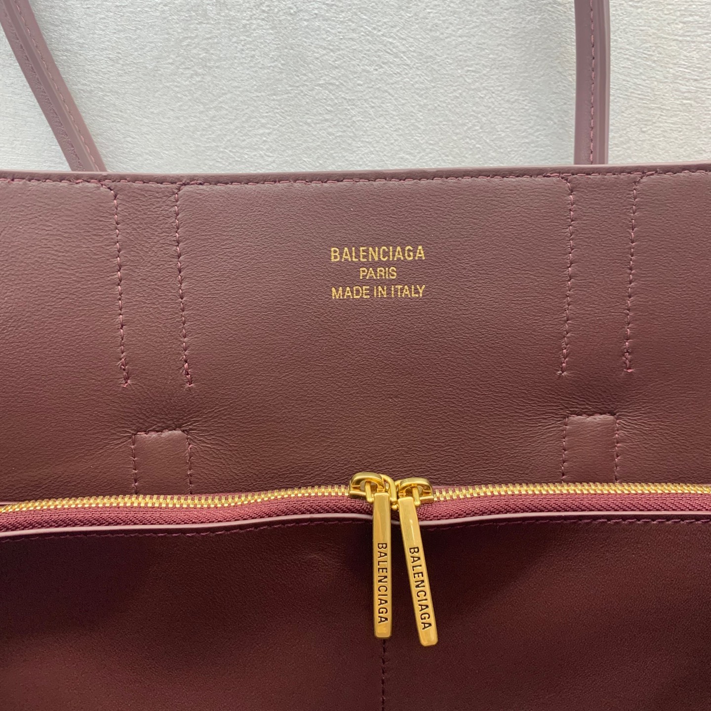 ¡¡¡¡Imagen [8]- Bolso Balenciag Bel Air Medium Date Gold Buckle Otoño/Invierno Online!!!! ¡No importa qué, usted tiene que tener un Balenciag Bel Air Medium, es tan glamoroso! Simple y elegante su diseño es exquisito y generoso diseño de la solapa delantera tiene un sentido de jerarquía detalles muestran la calidad Ya se trate de una salida diaria o una ocasión importante que puede hacer que usted se convierte en el foco de la parte posterior de la misma # usted es el nuevo favorito en el mundo de la moda Tamaño: 36.5-14.5-28cm Modelo: 789891680-Bolsos de alta moda