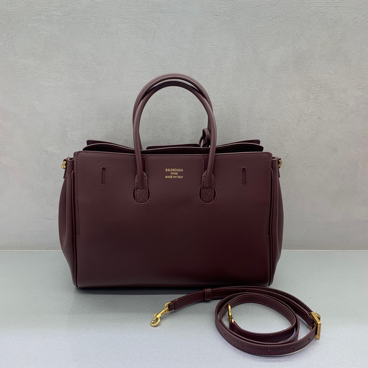 P2560 Bolsa de mão Balenciag Bel Air Show com fivela dourada e data pequena outono/inverno Online!!!! Não importa o que aconteça, tem que ter uma Balenciag Bel Air, é tão glamorosa! Simples e elegante, o seu design é requintado e generoso, o design da aba frontal tem um sentido de hierarquia, os detalhes mostram qualidade Quer seja um passeio diário ou ocasiões importantes, pode fazer com que se torne o foco da parte de trás # é a nova favorita no mundo da moda Modelo n.º: 789891480 Tamanho: 30-10-24cm,-Bolsas de alta qualidade