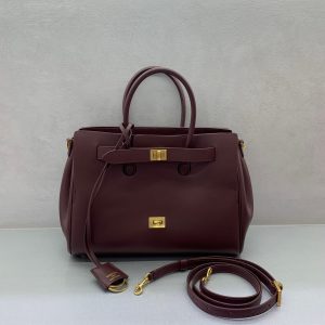 ¡¡¡¡P2560 Bolso de mano pequeño con hebilla plateada Balenciag Bel Air Otoño/Invierno Online!!!! El pequeño Balenciag Bel Air es tan glamuroso que tendrá que tenerlo pase lo que pase. Sencillo y elegante su diseño es delicado y generoso el diseño de la solapa delantera tiene un sentido de jerarquía los detalles muestran calidad Tanto si se trata de una salida diaria como de ocasiones importantes puede hacer que se convierta en el centro de atención de su parte trasera # usted es la nueva favorita en el mundo de la moda Modelo nº: 789891480 Tamaño: 30-10-24cm,