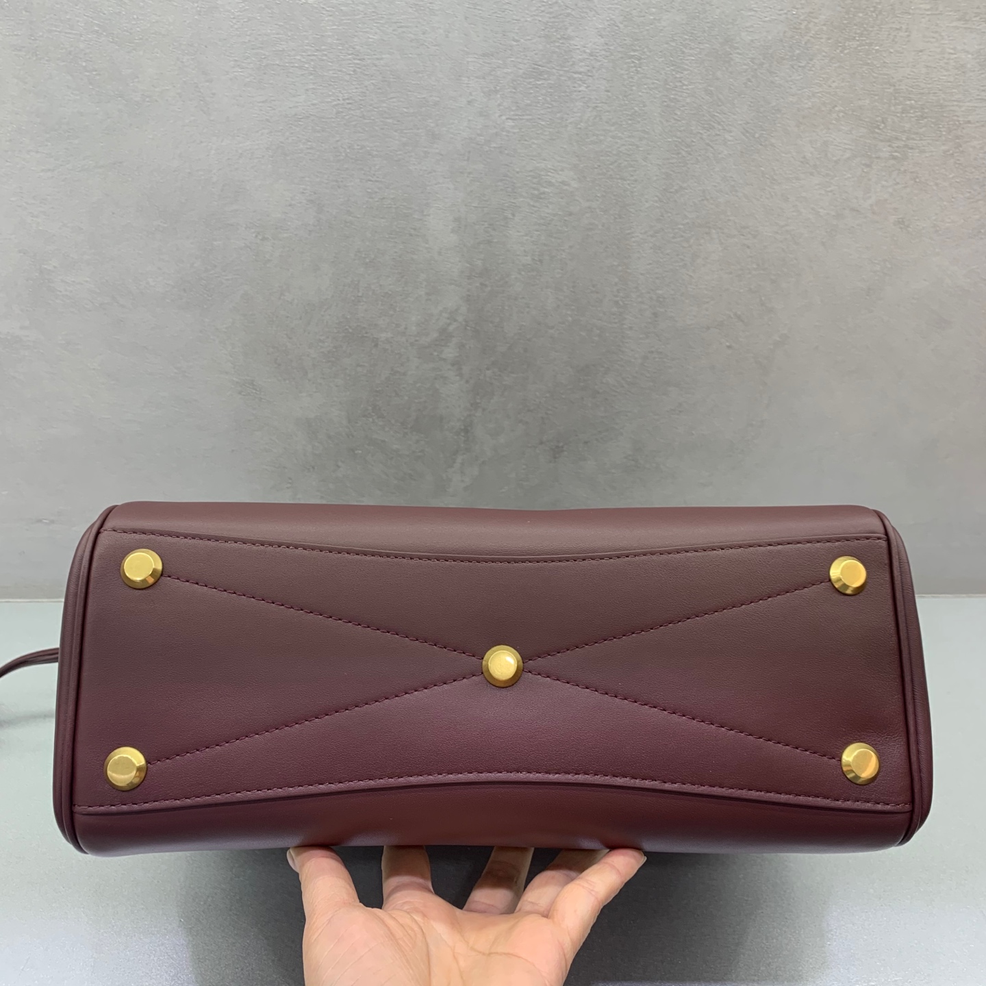 P2560 Bolsa de mão Balenciag Bel Air Show com fivela dourada e data pequena outono/inverno Online!!!! Não importa o que aconteça, tem que ter uma Balenciag Bel Air, é tão glamorosa! Simples e elegante, o seu design é requintado e generoso, o design da aba frontal tem um sentido de hierarquia, os detalhes mostram qualidade Quer seja um passeio diário ou ocasiões importantes, pode fazer com que se torne o foco da parte de trás # é a nova favorita no mundo da moda Modelo n.º: 789891480 Tamanho: 30-10-24cm,-Bolsas de alta qualidade