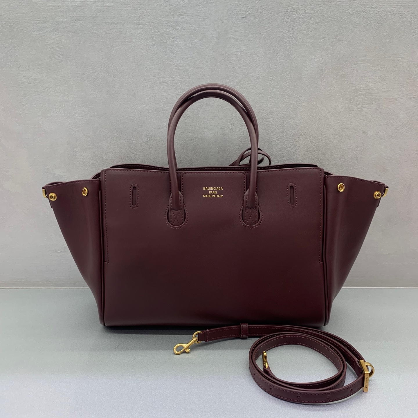 P2560 Bolsa de mão Balenciag Bel Air Show com fivela dourada e data pequena outono/inverno Online!!!! Não importa o que aconteça, tem que ter uma Balenciag Bel Air, é tão glamorosa! Simples e elegante, o seu design é requintado e generoso, o design da aba frontal tem um sentido de hierarquia, os detalhes mostram qualidade Quer seja um passeio diário ou ocasiões importantes, pode fazer com que se torne o foco da parte de trás # é a nova favorita no mundo da moda Modelo n.º: 789891480 Tamanho: 30-10-24cm,-Bolsas de alta qualidade