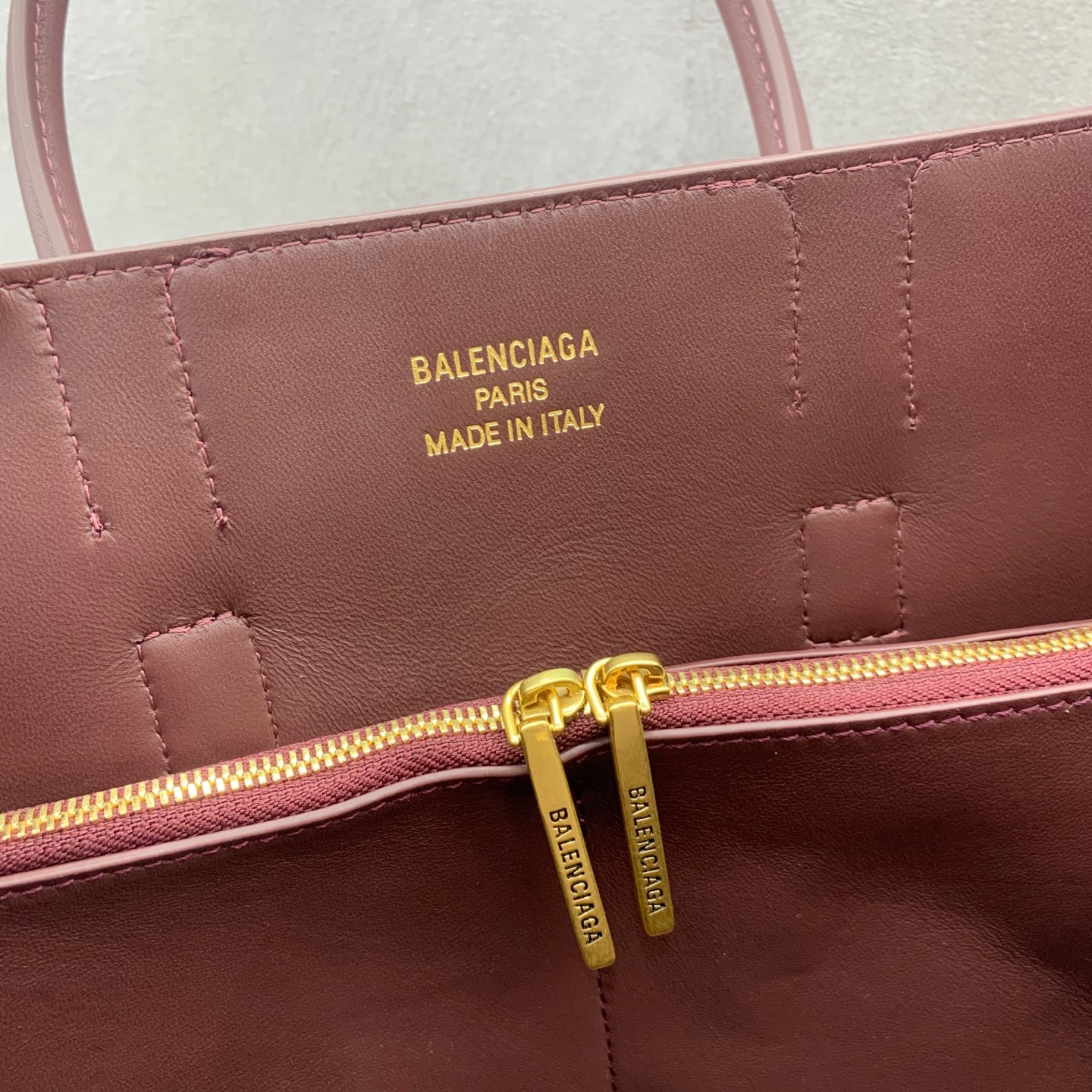 画像 [8]-Small date red gold buckle Balenciag Bel Air ショーハンドバッグ秋冬オンライン!!!!小さなバレンシアグベルエアは、あなたが何を持っている必要があり、とても華やかです！シンプルでファッショナブルなそのデザインは絶妙であり、寛大なフロントフラップのデザインは、それが毎日の外出や重要な機会であるかどうか、それはあなたがファッションの世界で新たなお気に入りであるそれ#の背面の焦点になることができ、品質を表示するのより多くのレイヤードセンスです モデル番号：789891480 サイズ：30-10-24センチメートル,-高品質のハンドバッグ。