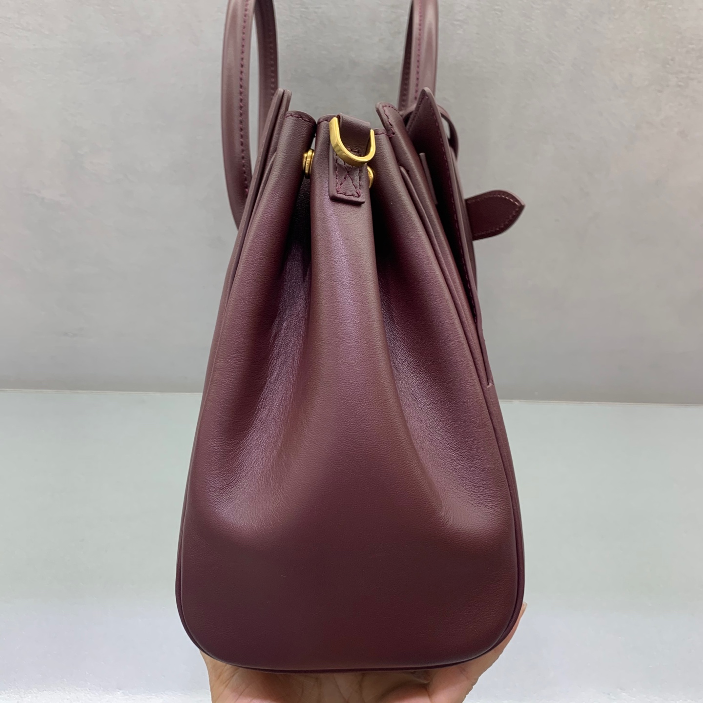 P2560 Bolsa de mão Balenciag Bel Air Show com fivela dourada e data pequena outono/inverno Online!!!! Não importa o que aconteça, tem que ter uma Balenciag Bel Air, é tão glamorosa! Simples e elegante, o seu design é requintado e generoso, o design da aba frontal tem um sentido de hierarquia, os detalhes mostram qualidade Quer seja um passeio diário ou ocasiões importantes, pode fazer com que se torne o foco da parte de trás # é a nova favorita no mundo da moda Modelo n.º: 789891480 Tamanho: 30-10-24cm,-Bolsas de alta qualidade