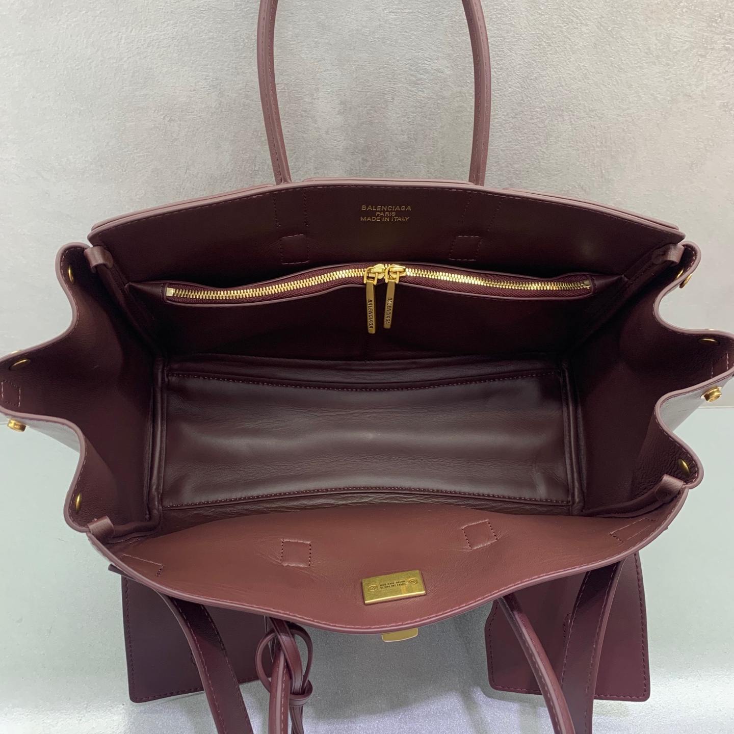 P2560 Bolsa de mão Balenciag Bel Air Show com fivela dourada e data pequena outono/inverno Online!!!! Não importa o que aconteça, tem que ter uma Balenciag Bel Air, é tão glamorosa! Simples e elegante, o seu design é requintado e generoso, o design da aba frontal tem um sentido de hierarquia, os detalhes mostram qualidade Quer seja um passeio diário ou ocasiões importantes, pode fazer com que se torne o foco da parte de trás # é a nova favorita no mundo da moda Modelo n.º: 789891480 Tamanho: 30-10-24cm,-Bolsas de alta qualidade