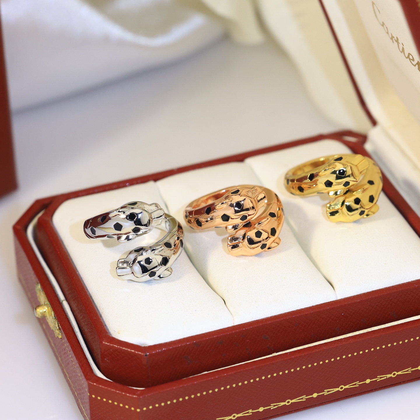 P110 Anel de leopardo dominante anel de cabeça de leopardo duplo 💍Panthère de Cartier pulseira de leopardo floral em ouro branco 18K! Chita redonda brilhante diamante esmeralda - como a imagem icónica do animal de Cartier apareceu pela primeira vez em 1914 Louis Cartier usou pela primeira vez os elementos decorativos da chita; e Jean Toussaint, que trabalhou em estreita colaboração com ele na criação da chita também favoreceu a chita Material de ouro asiático Todos os tamanhos! Bolsas de alta qualidade com logótipo gravado